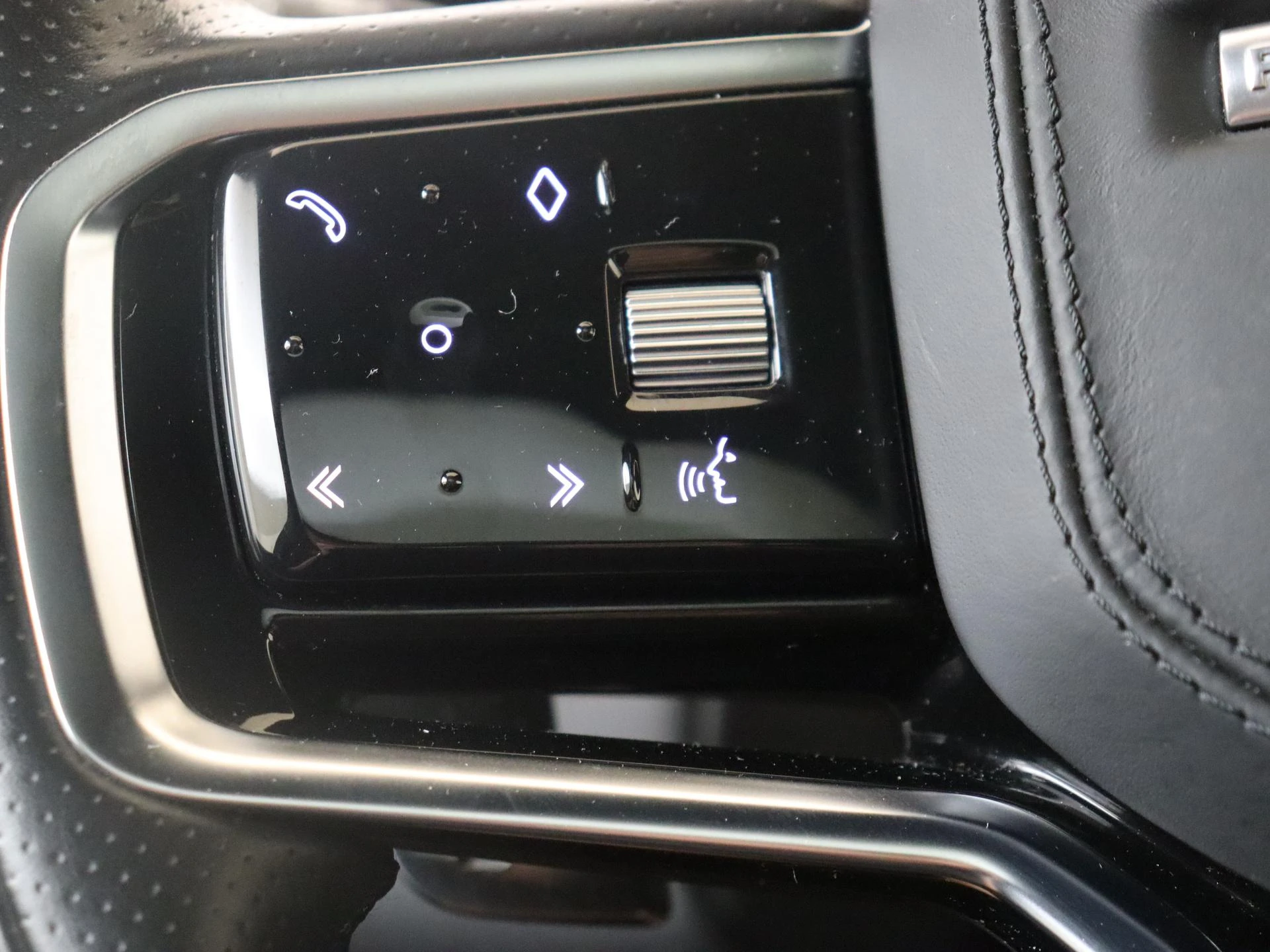 Land Rover-Range Rover Evoque-image-11