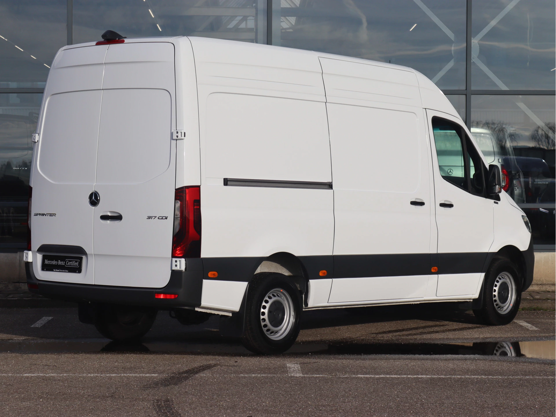 Mercedes-Benz-Sprinter-image-1