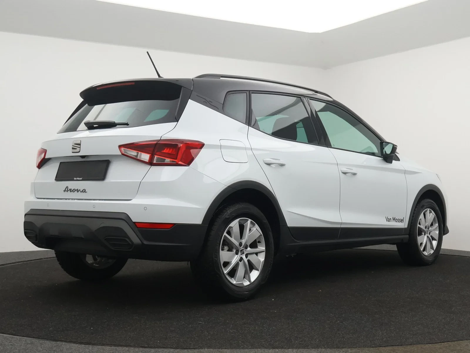 SEAT-Arona-image-1