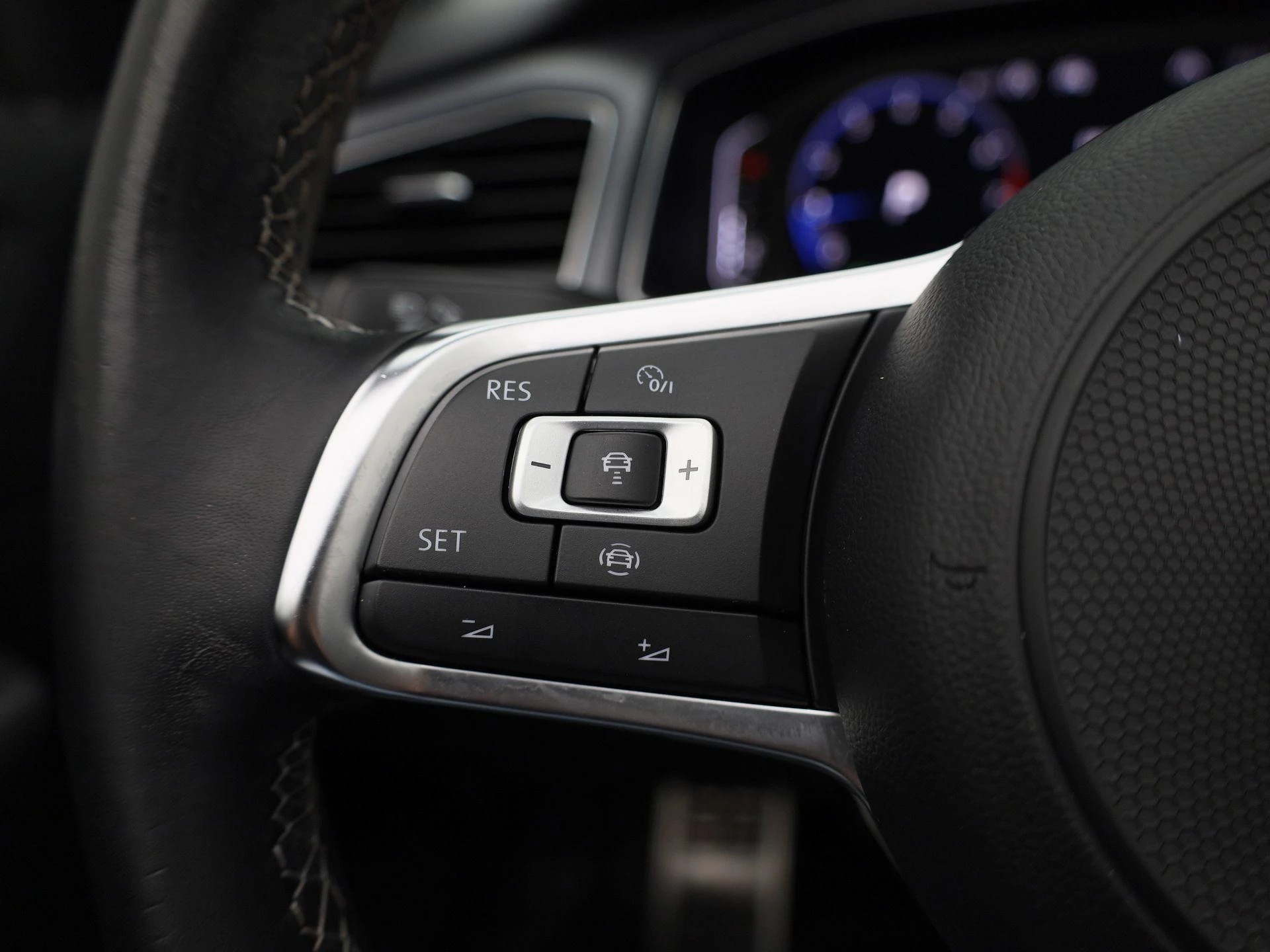 Volkswagen-T-Roc-image-17