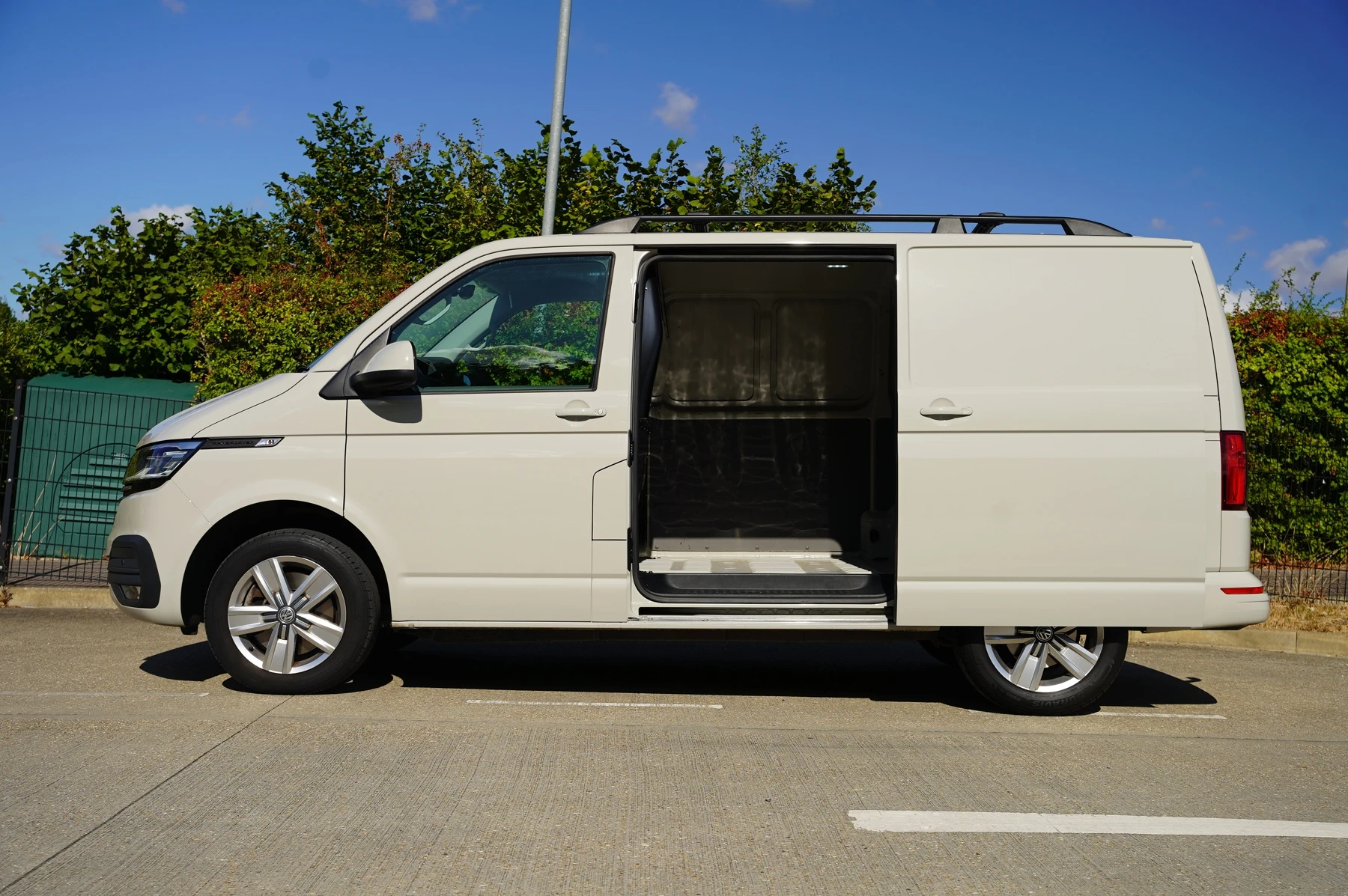 Volkswagen-Transporter-image-29
