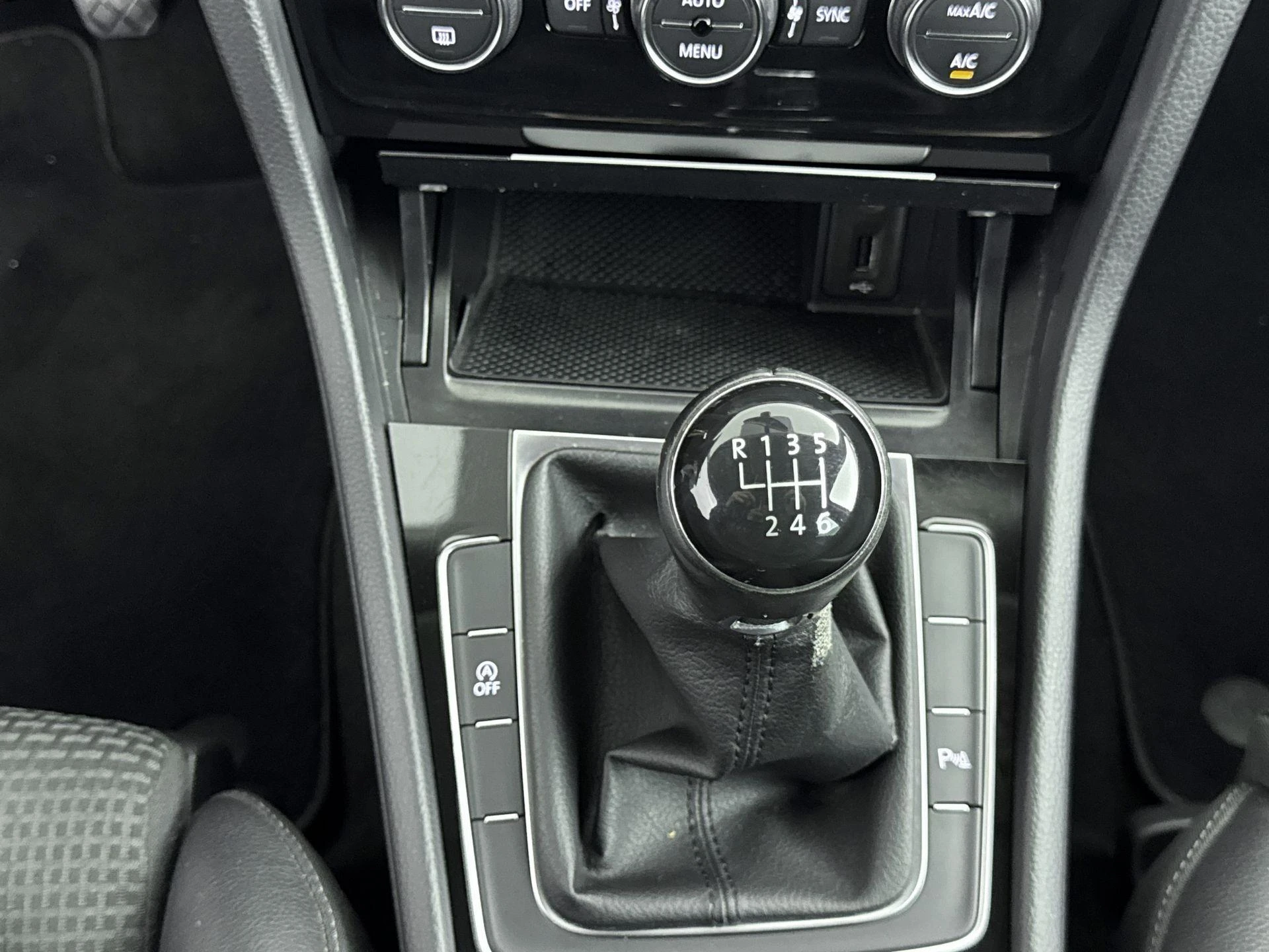 Volkswagen-Golf-image-22