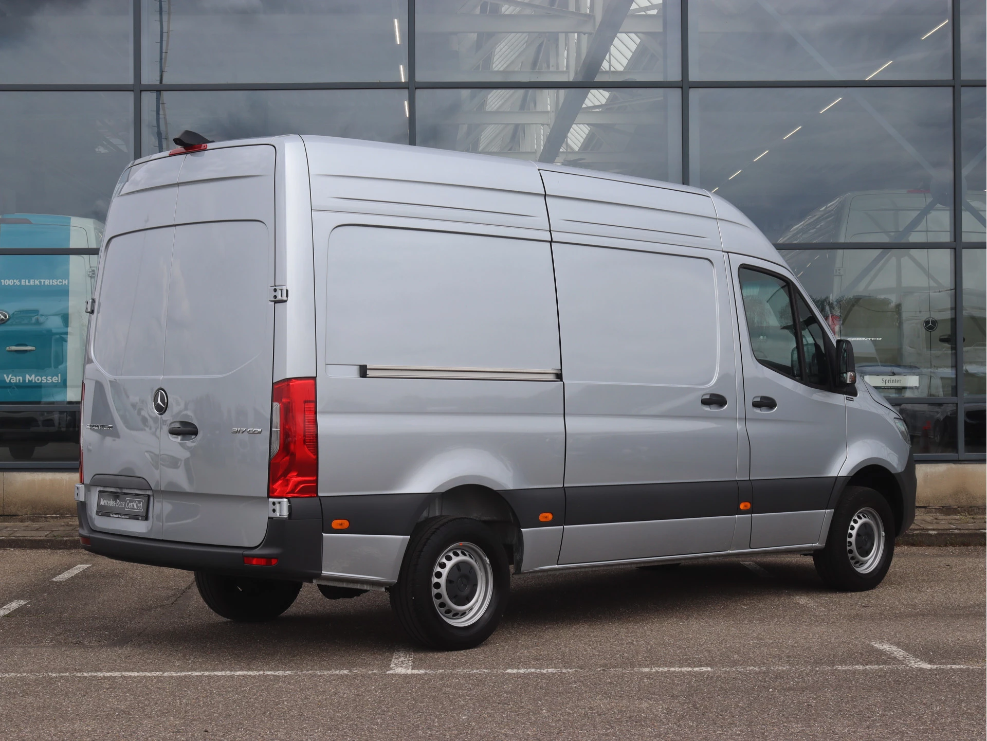 Mercedes-Benz-Sprinter-image-1