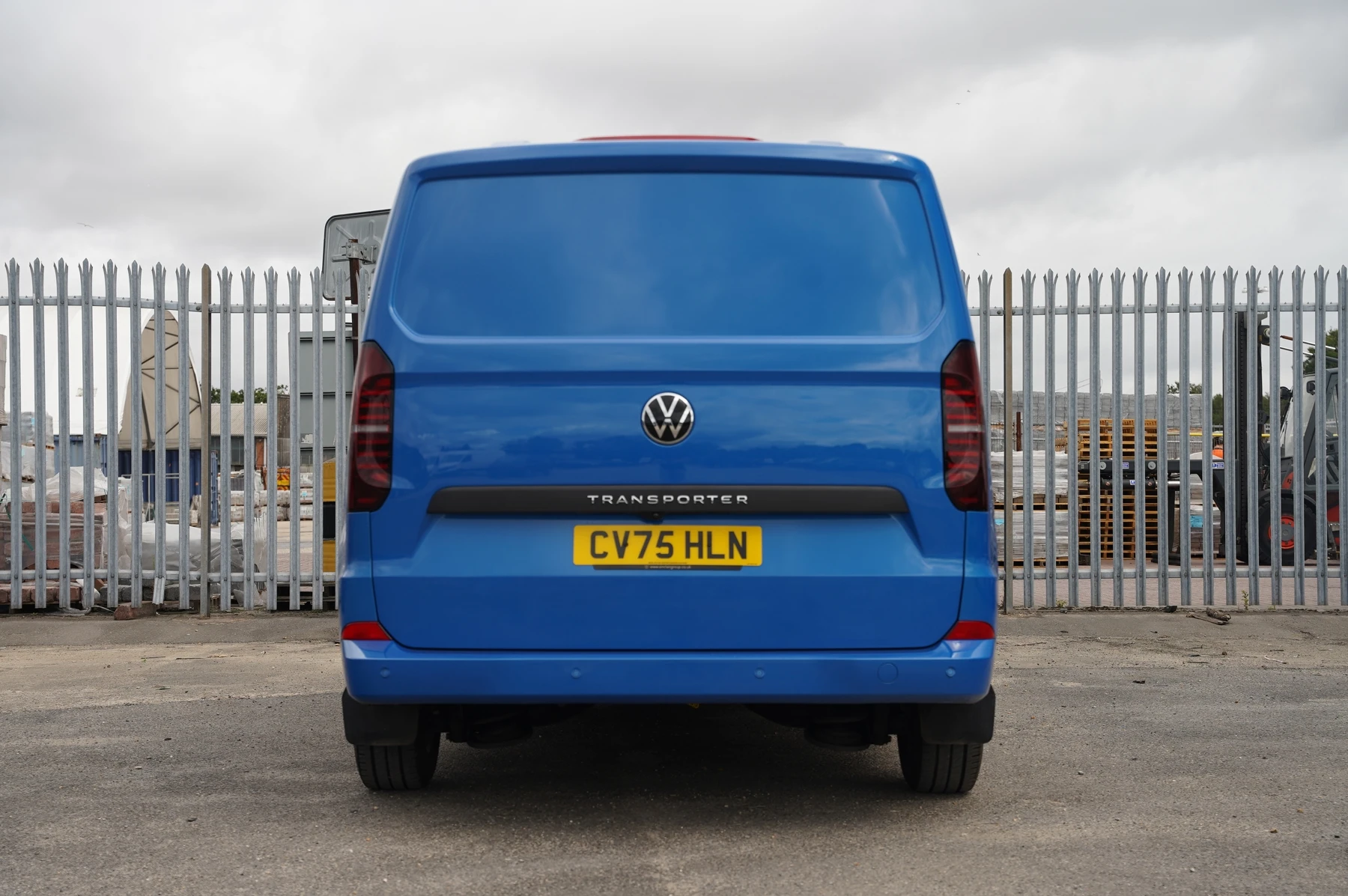 Volkswagen-Transporter-image-11