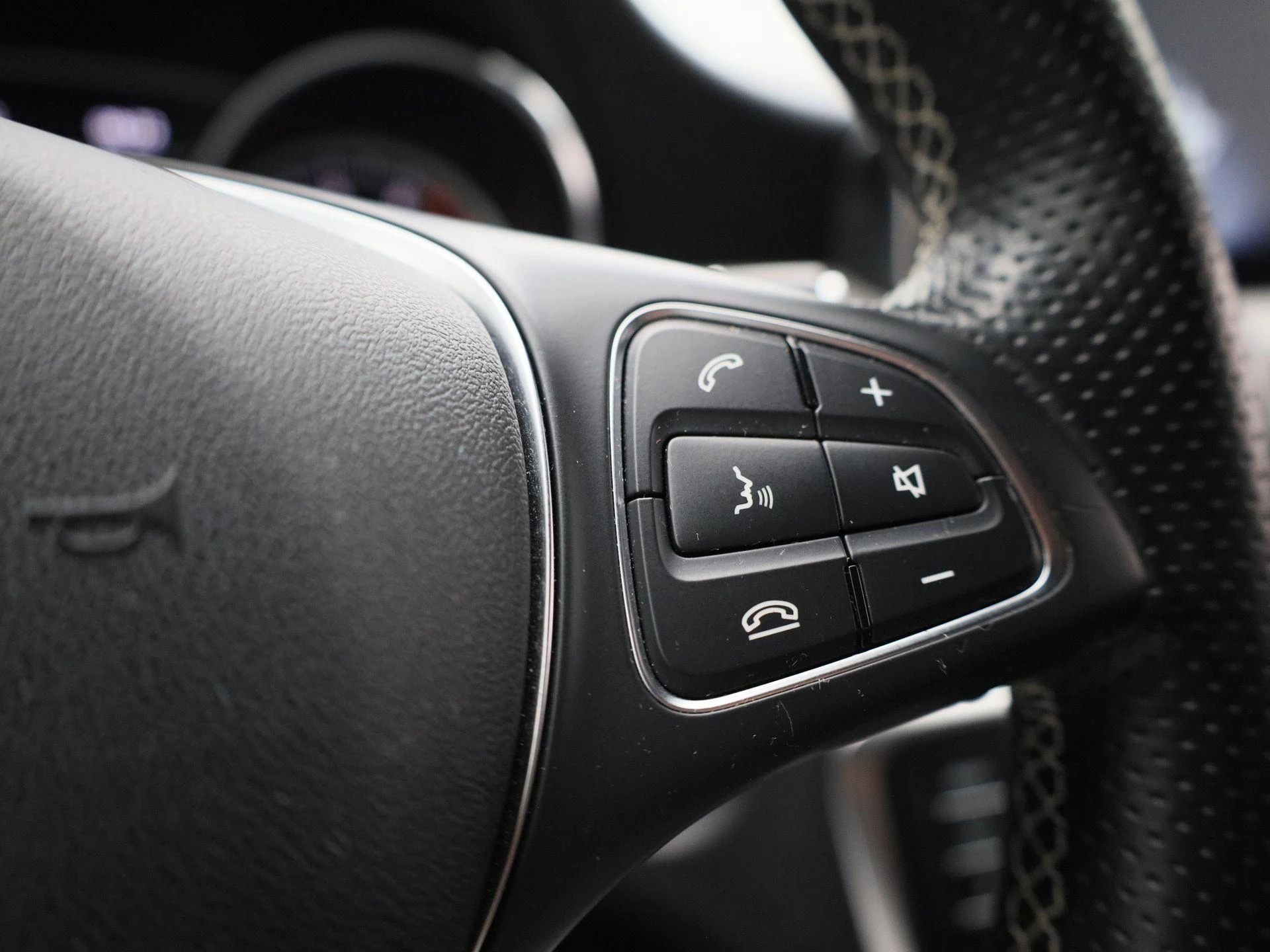 Mercedes-Benz-CLA-image-19