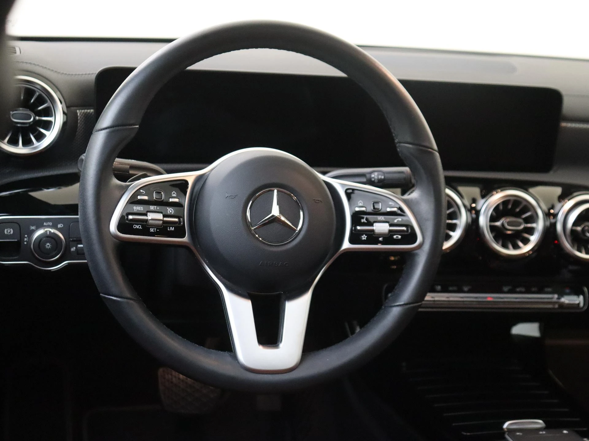 Mercedes-Benz CLA 180 Business Solution Luxury