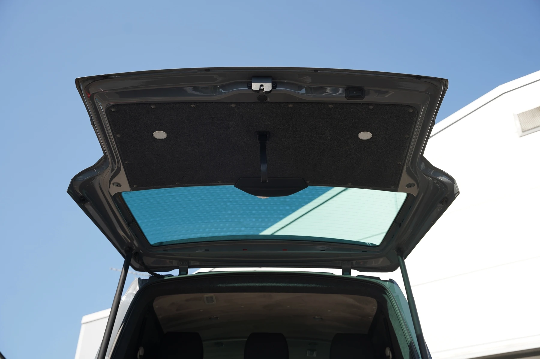 Volkswagen-Transporter-image-25