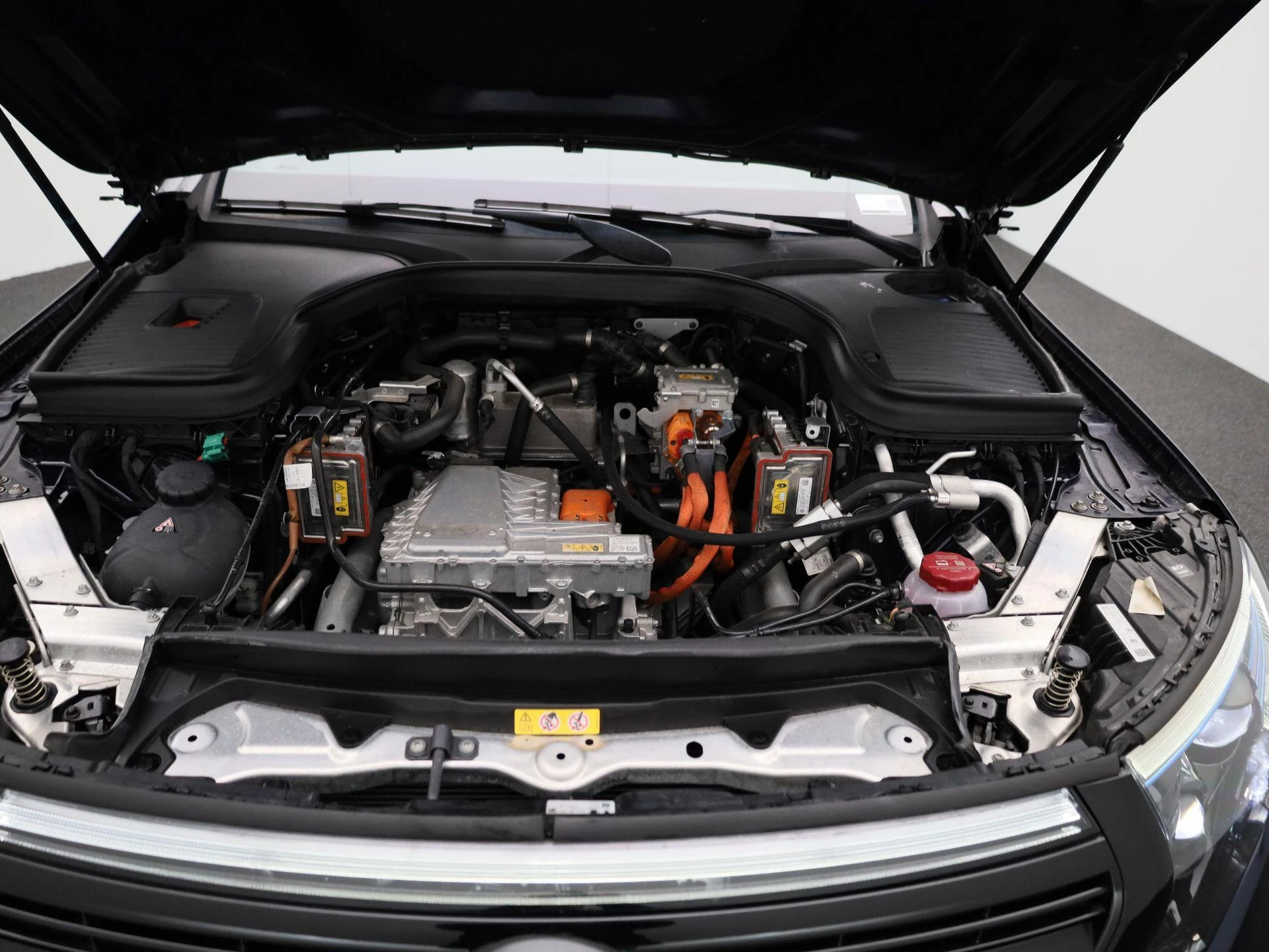 Mercedes-Benz-EQC-image-38