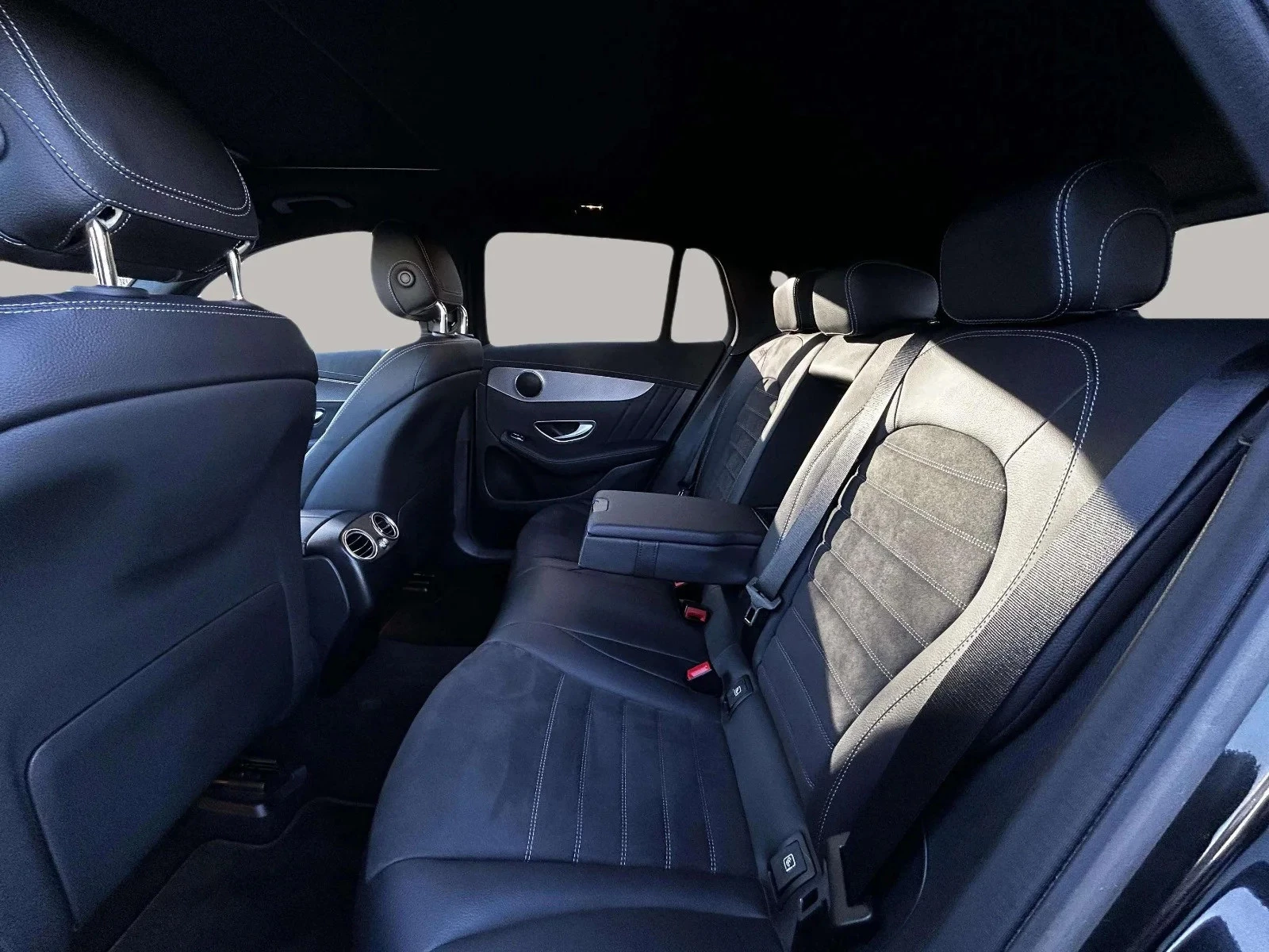 Mercedes-Benz-EQC-image-13