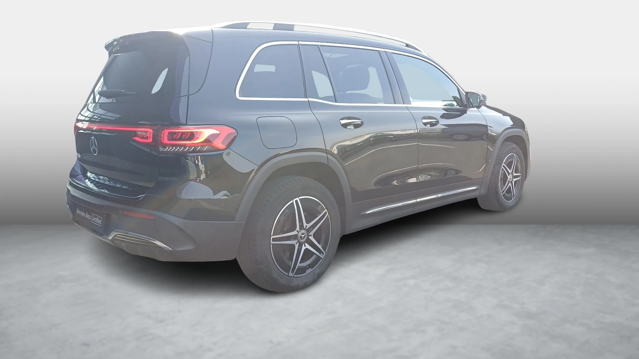 Mercedes-Benz EQB 250 AMG Line + 7-ZITPLAATSEN + LEDER + PANO DAK + CARPLAY +