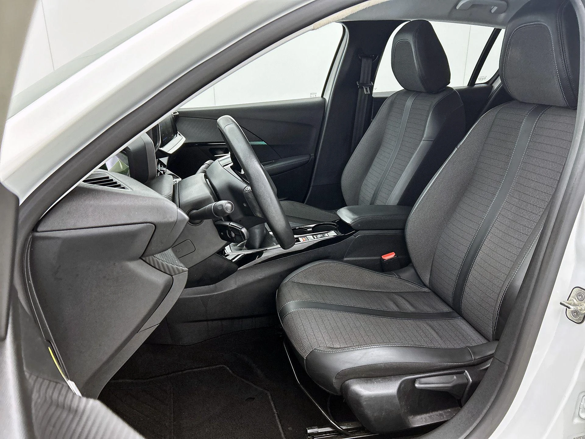Peugeot-208-image-32