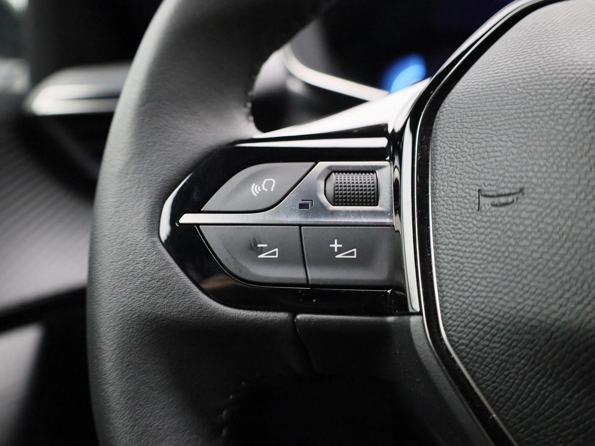 Peugeot-e-2008-image-12