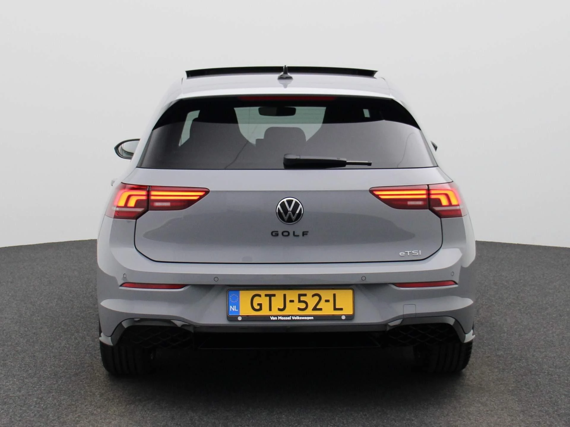 Volkswagen-Golf-image-4