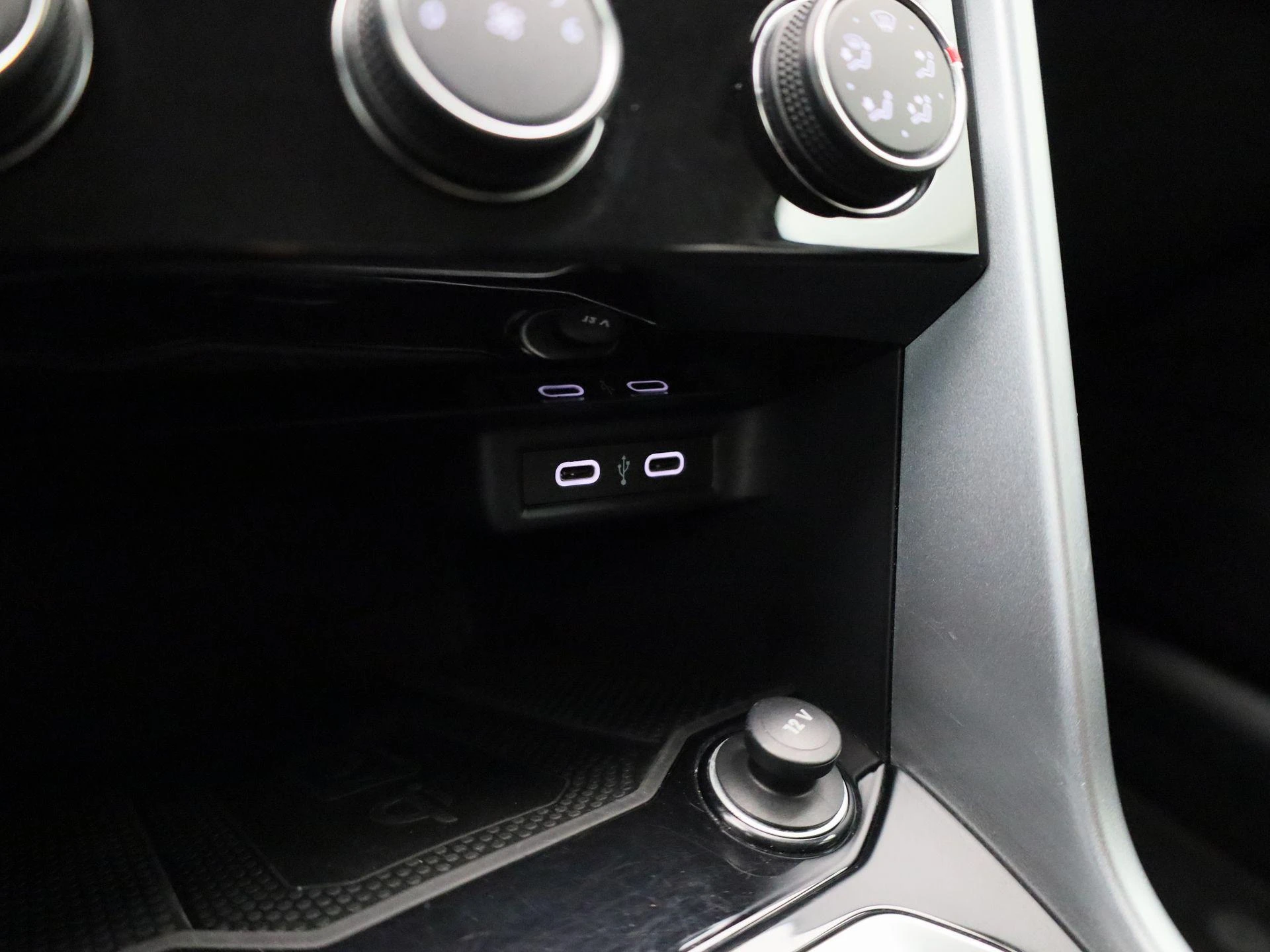 Volkswagen-T-Roc-image-24