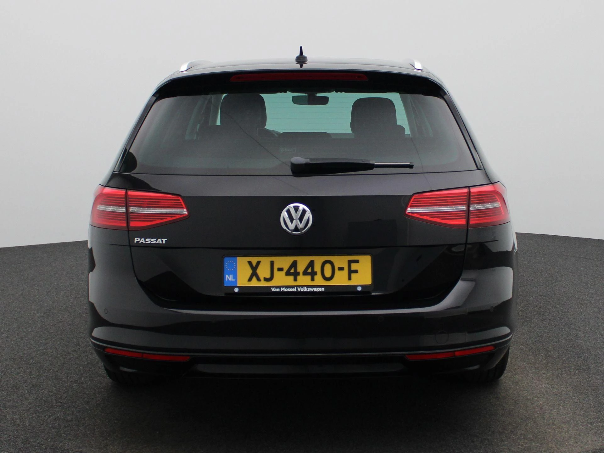 Volkswagen-Passat-image-4