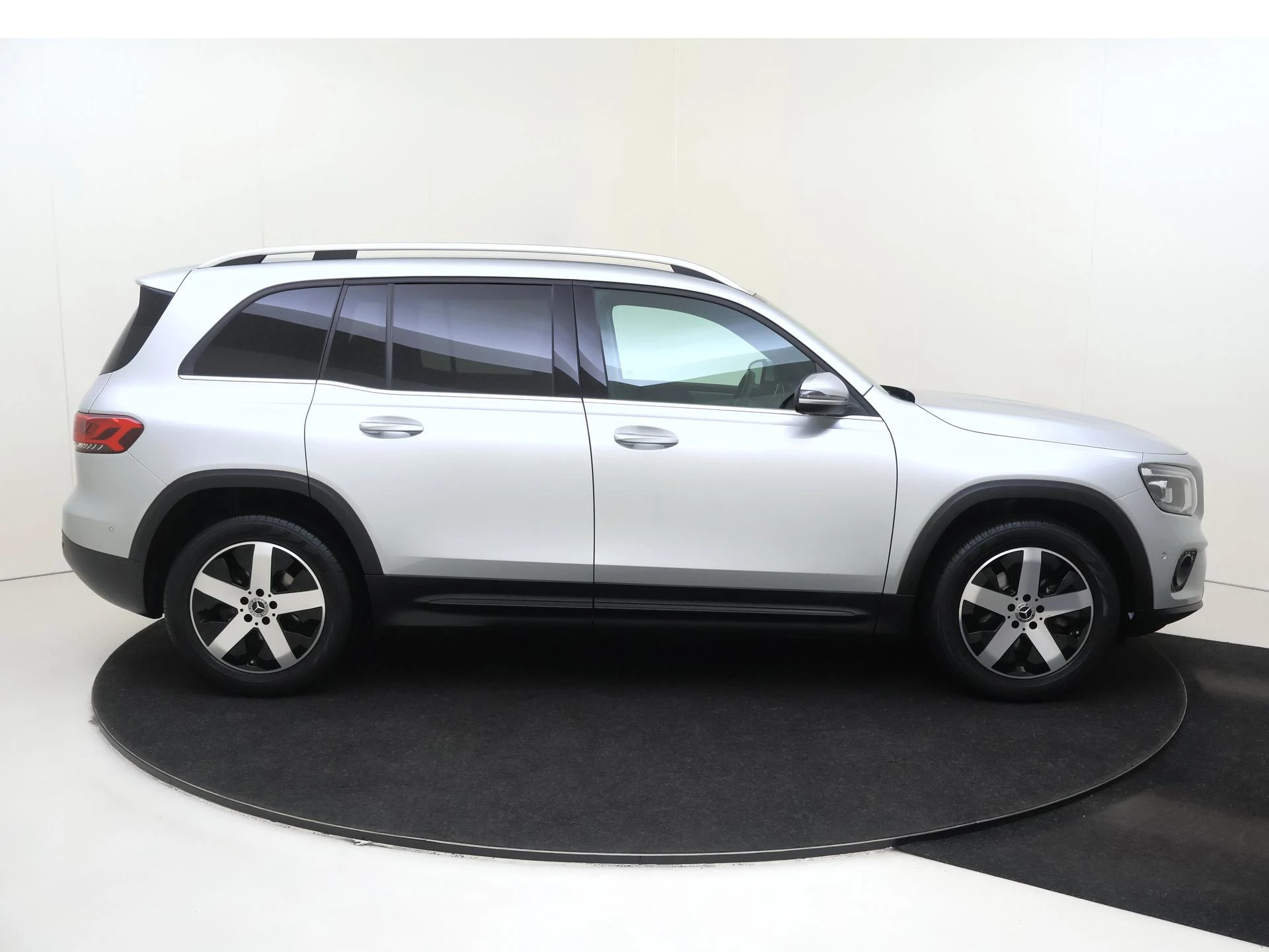 Mercedes-Benz-GLB-image-7