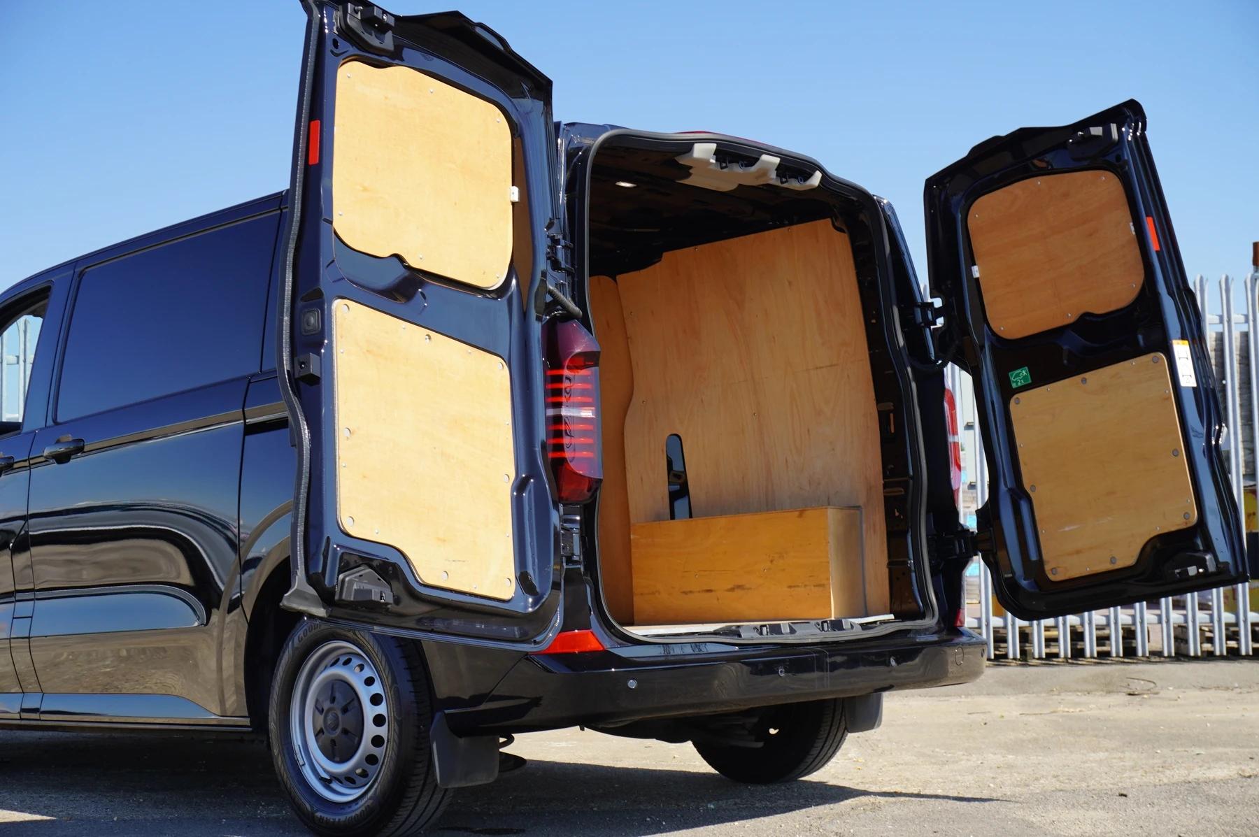 Volkswagen-Transporter-image-19