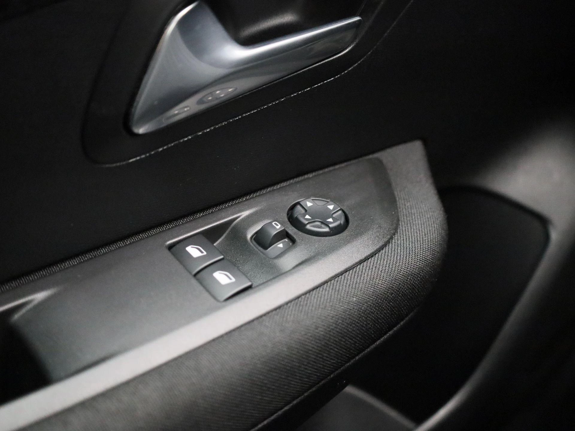 Peugeot-e-208-image-21