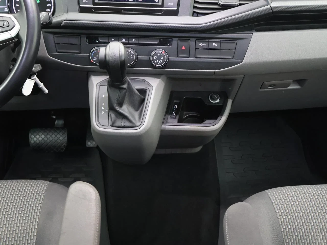 Volkswagen-Transporter-image-17