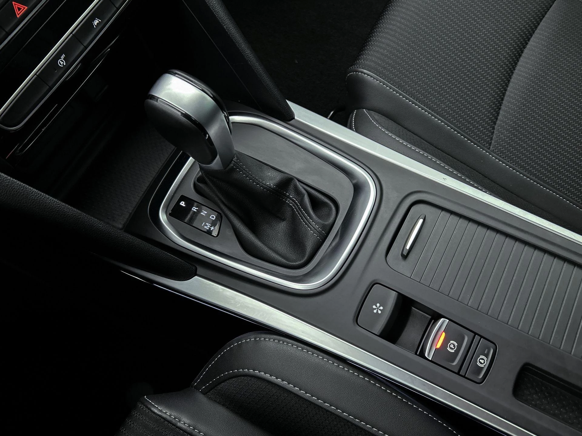 Renault-Mégane Estate-image-7