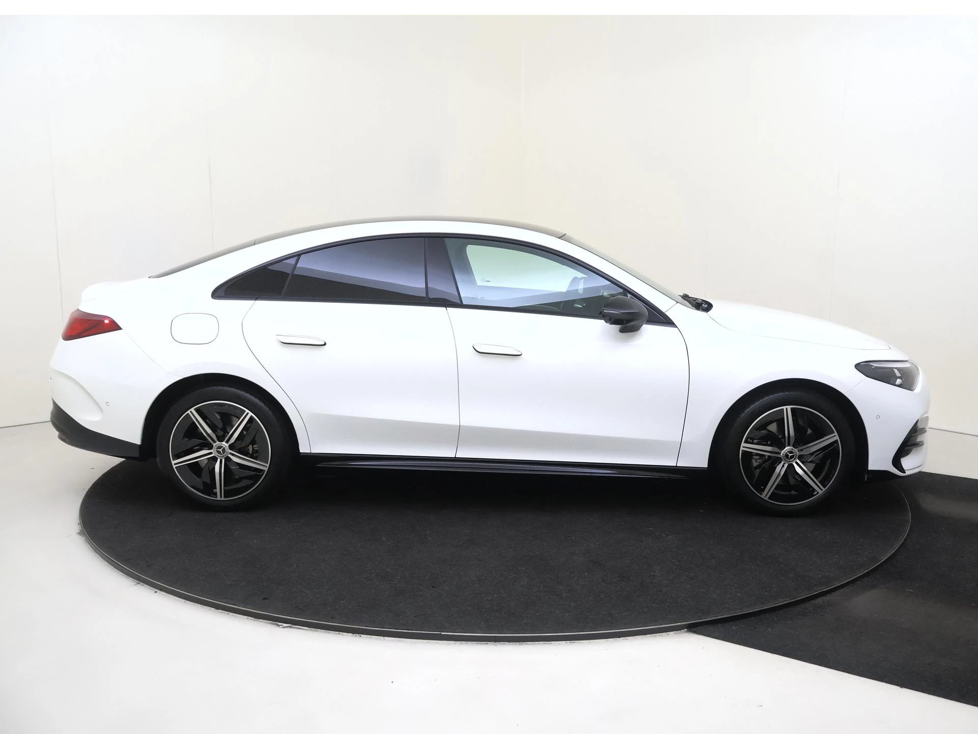 Mercedes-Benz-CLA-image-8
