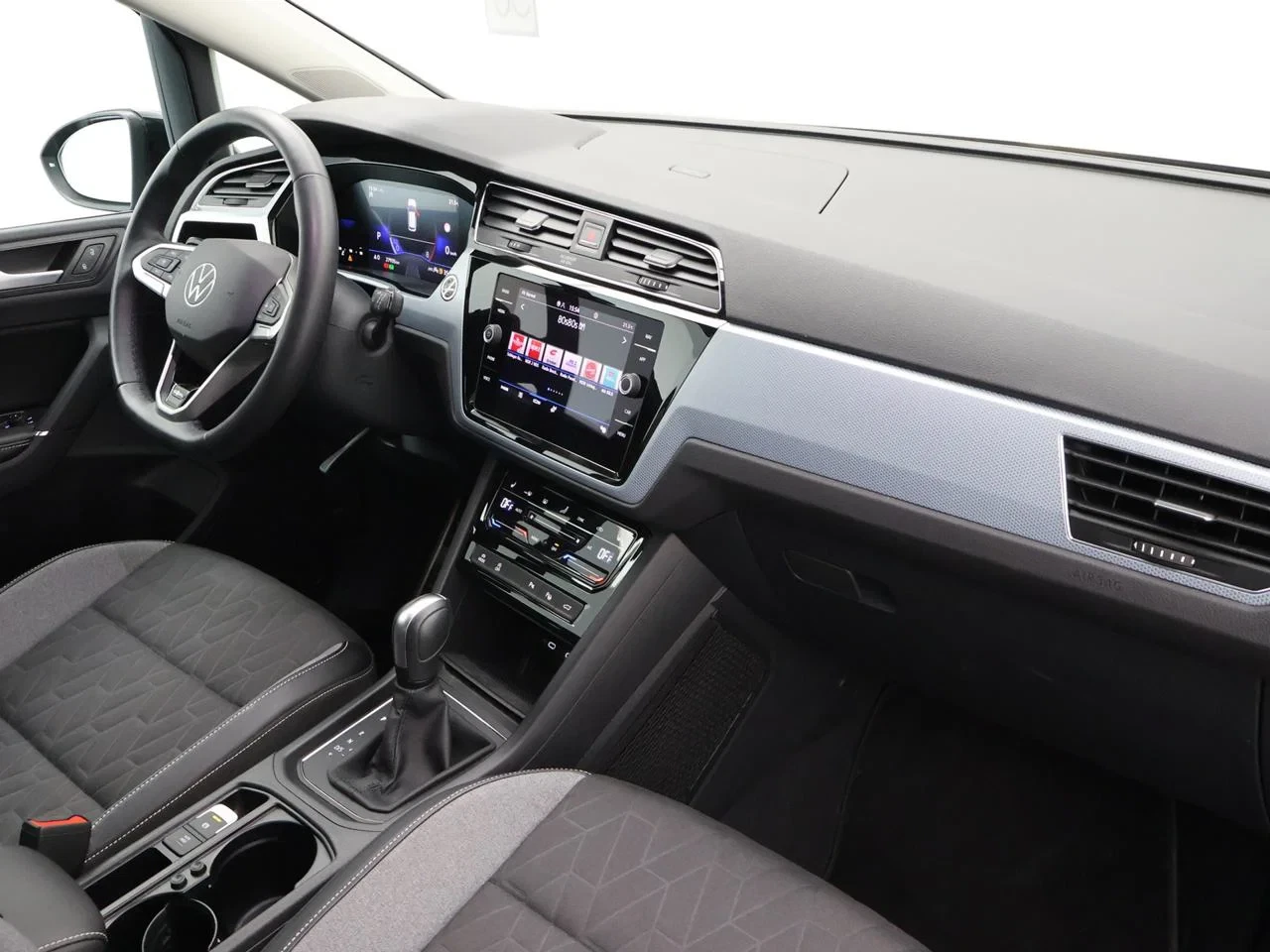Volkswagen-Touran-image-2
