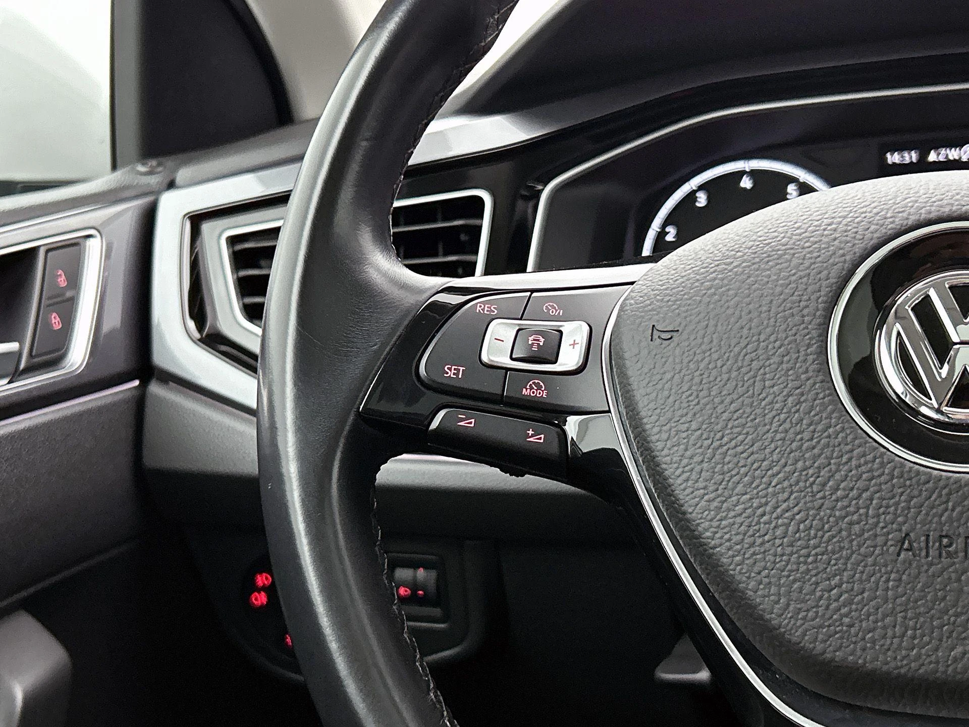 Volkswagen-Polo-image-5