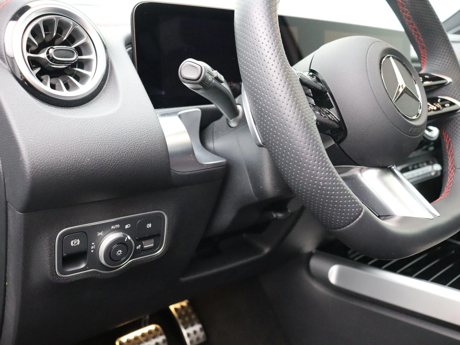 Mercedes-Benz-EQB-image-8