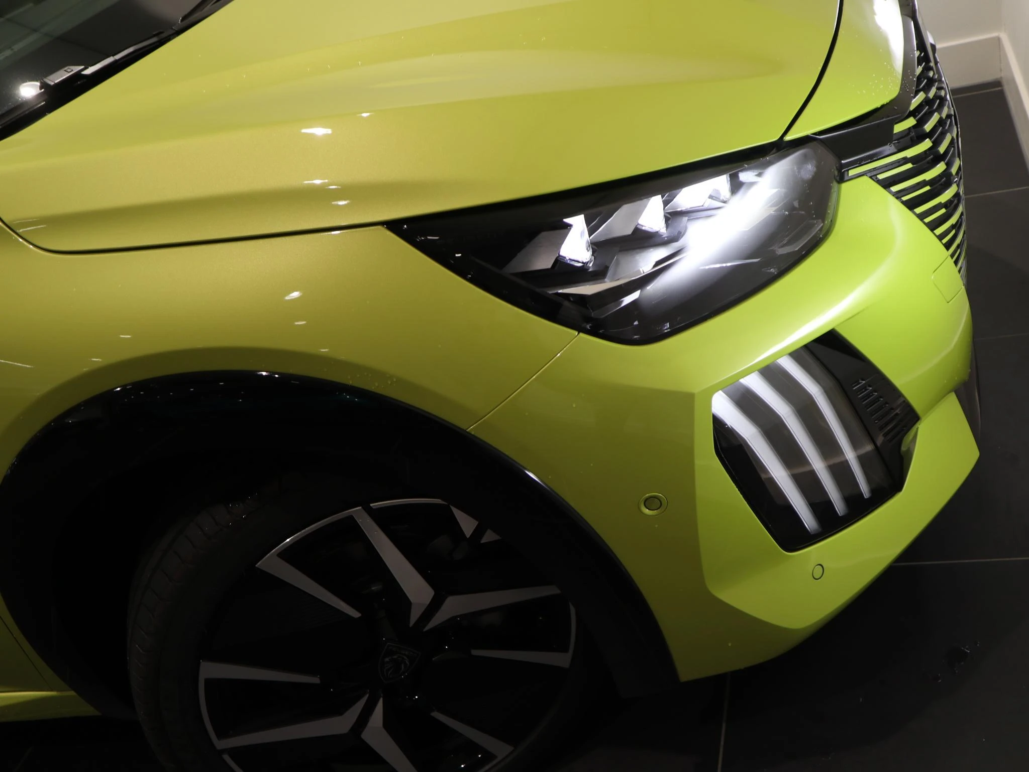 Peugeot-e-208-image-38