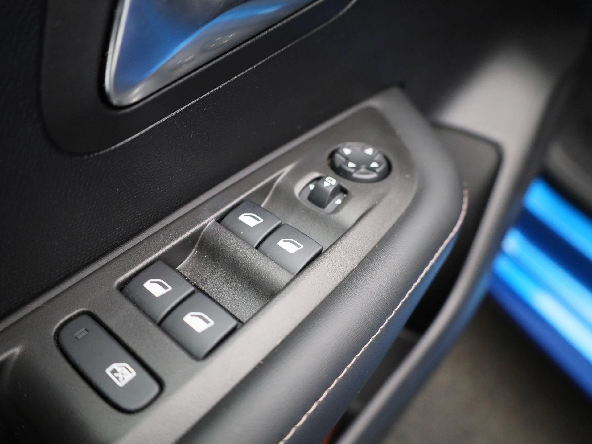 Peugeot-e-208-image-32