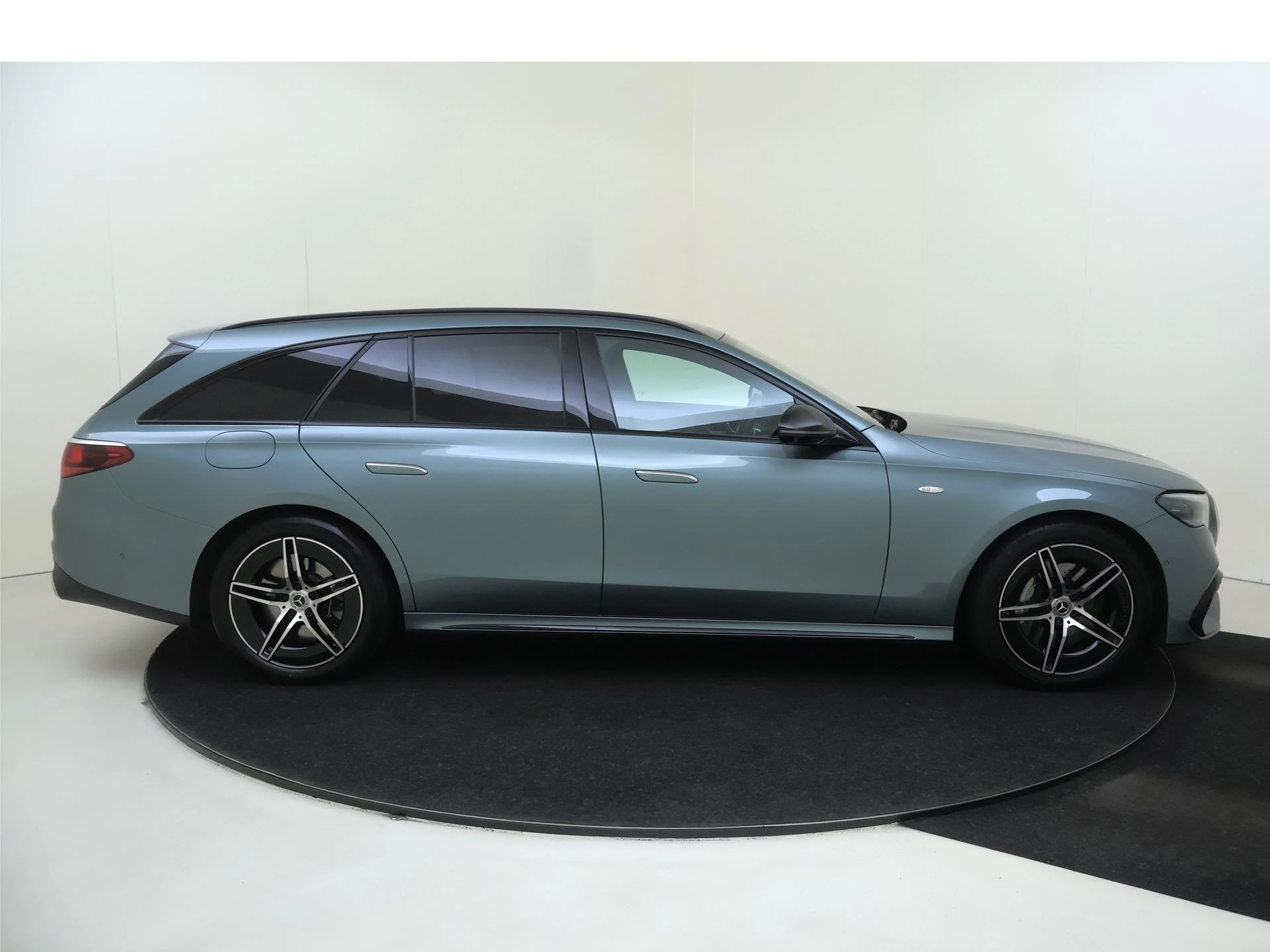 Mercedes-Benz-E-Klasse-image-8