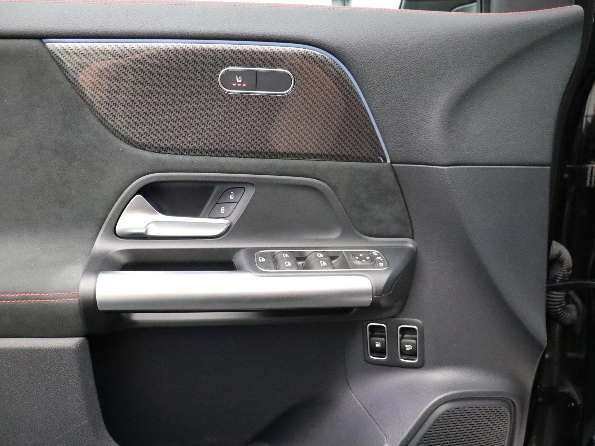 Mercedes-Benz-GLA-image-11