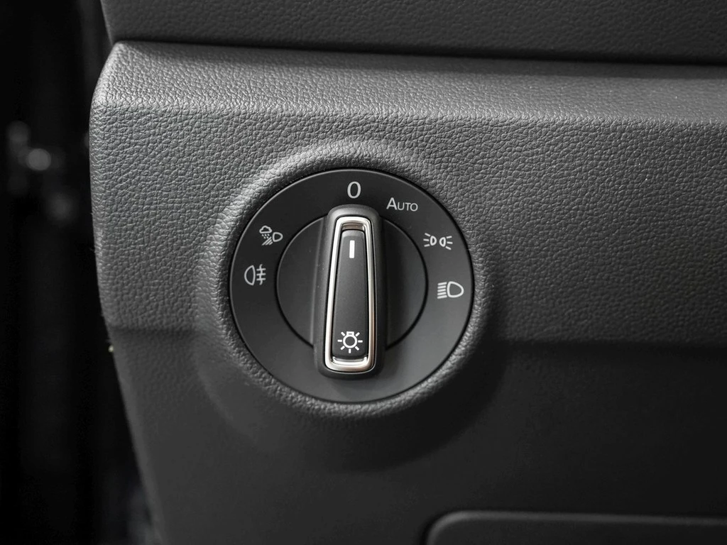 Volkswagen-T-Roc-image-16