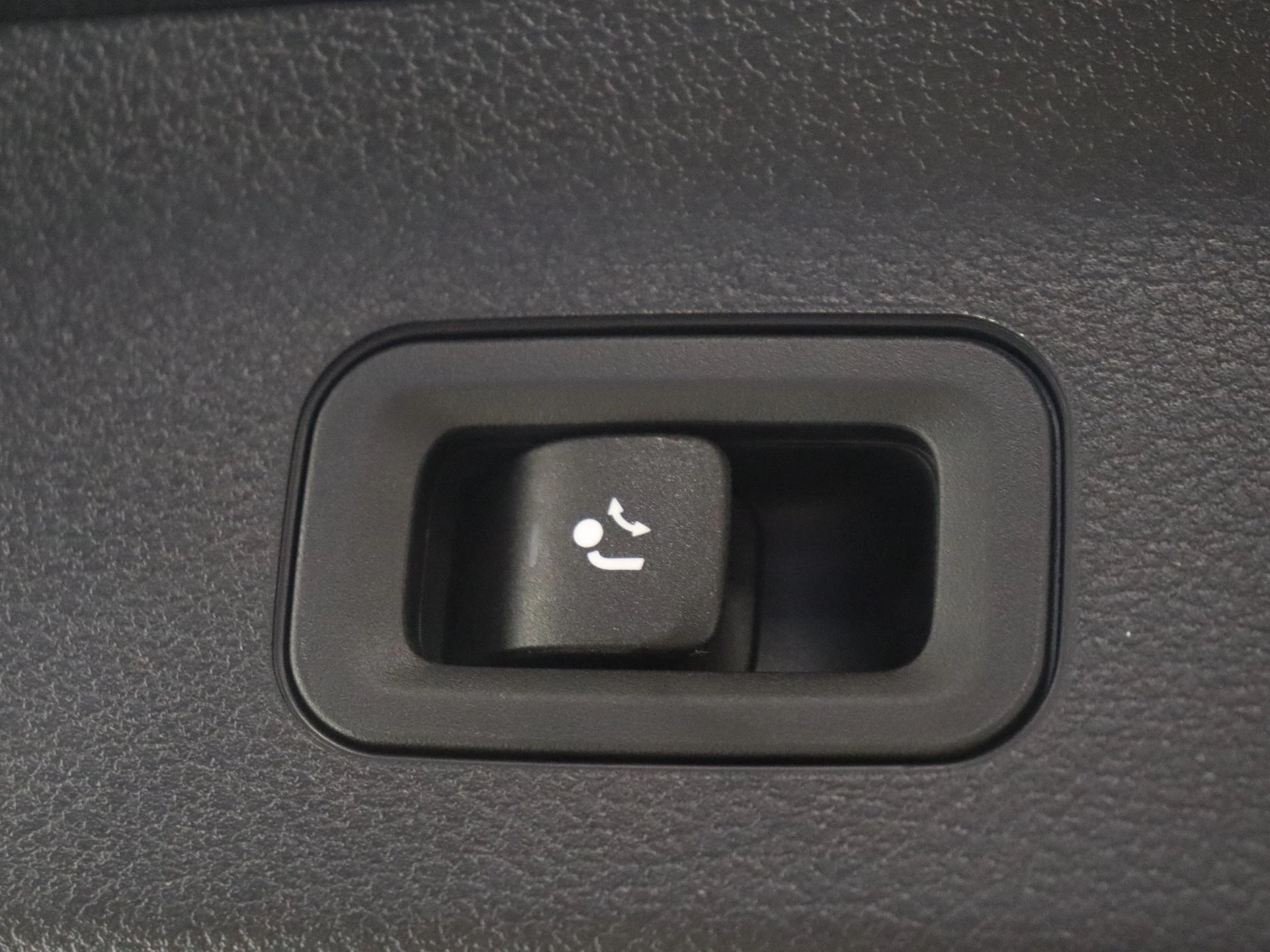 Mercedes-Benz-GLS-image-32