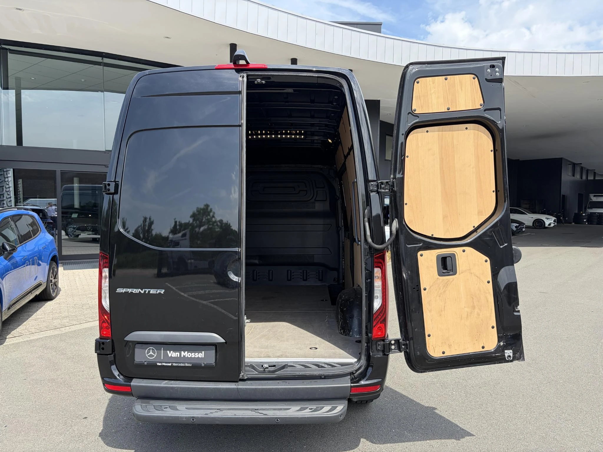 Mercedes-Benz Sprinter 319 CDI GB L2 RWD 3.5T