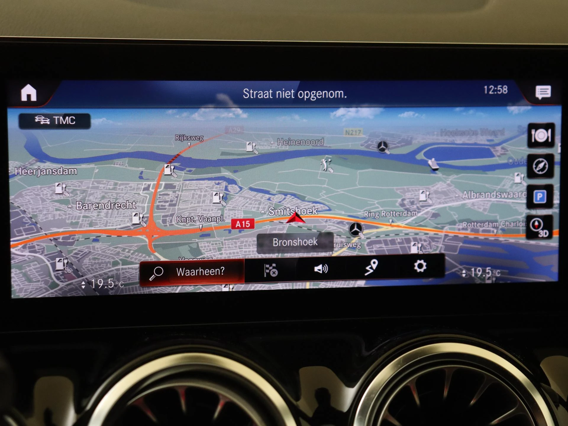 Mercedes-Benz-GLA-image-16