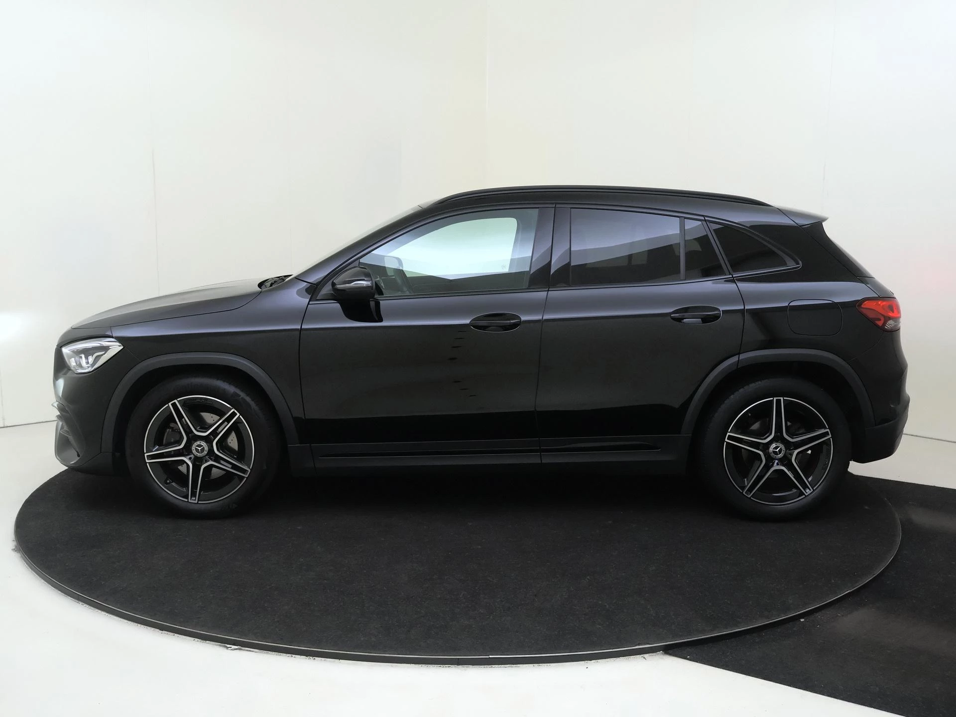 Mercedes-Benz-GLA-image-7