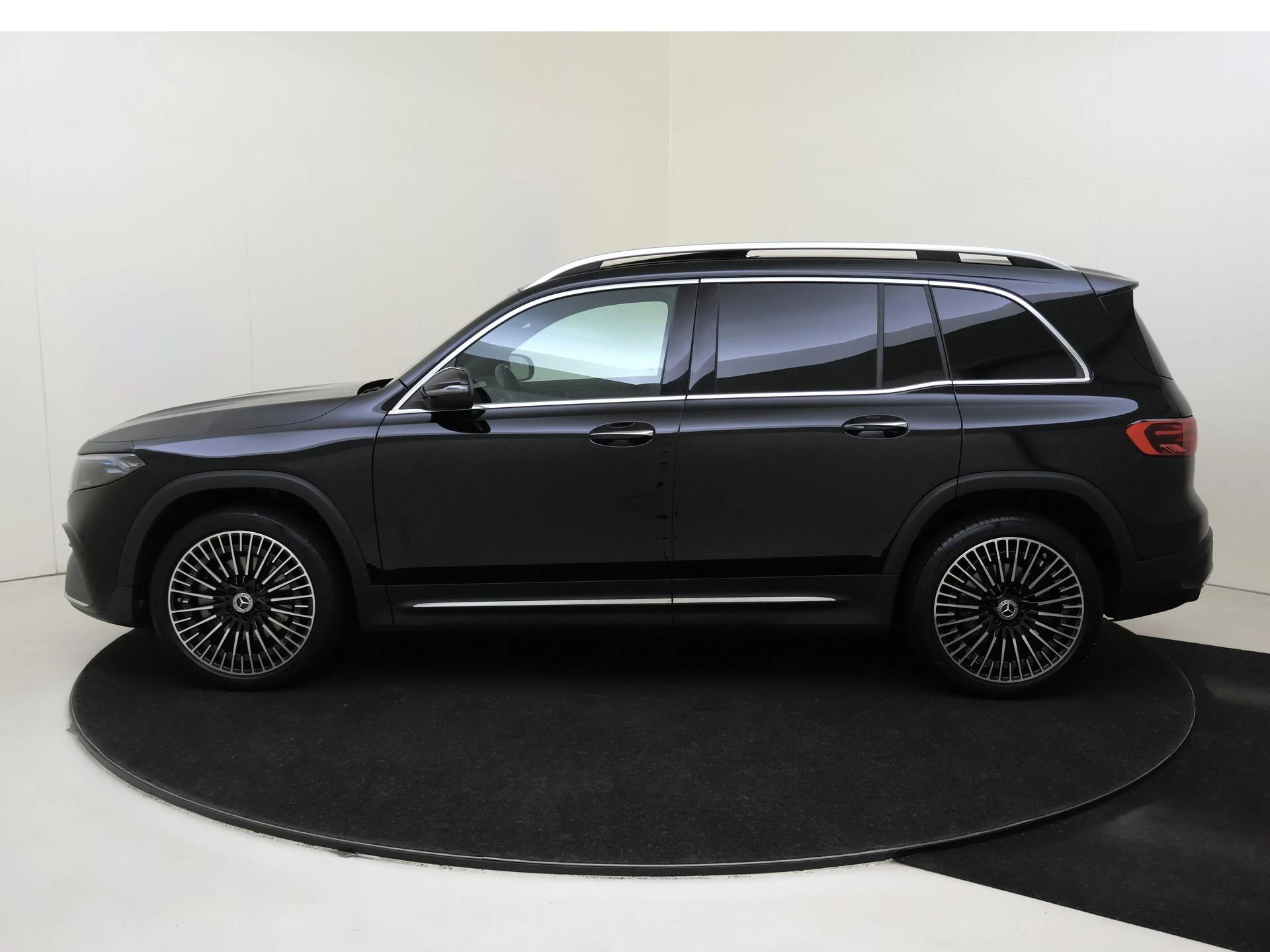 Mercedes-Benz-EQB-image-7