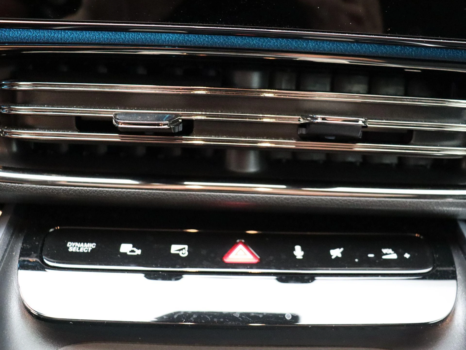 Mercedes-Benz-CLA-image-19