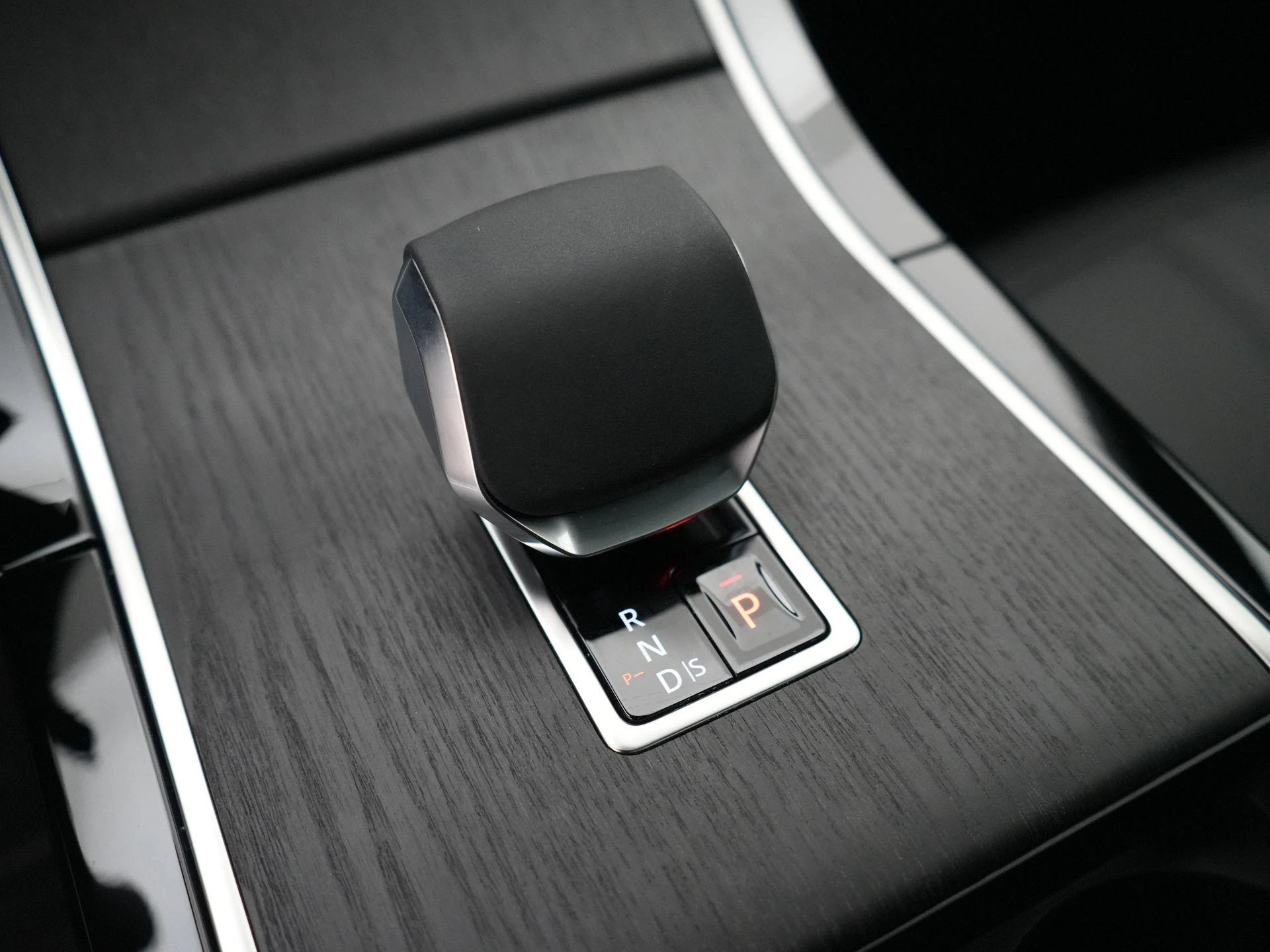 Land Rover-Range Rover Evoque-image-17