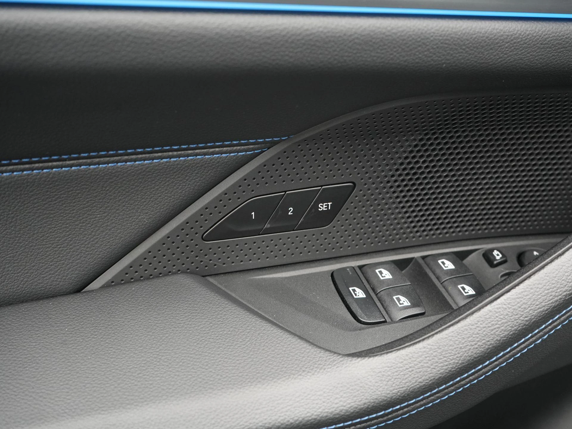 BMW-i4-image-37