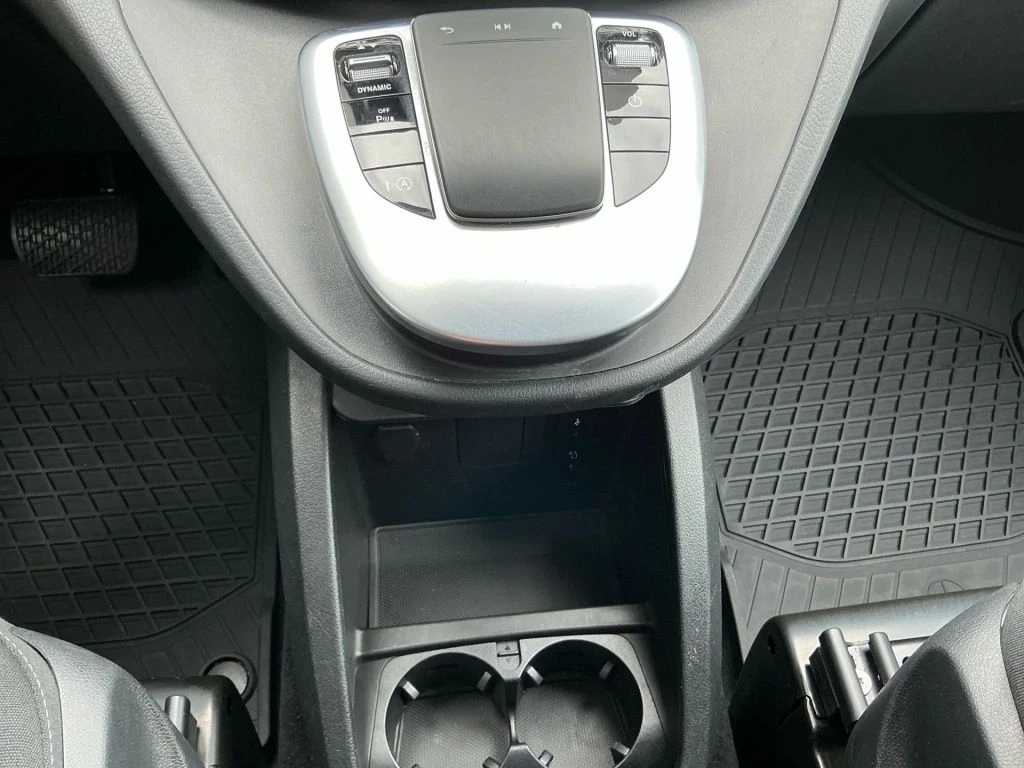 Mercedes-Benz-V-Klasse 300-image-16