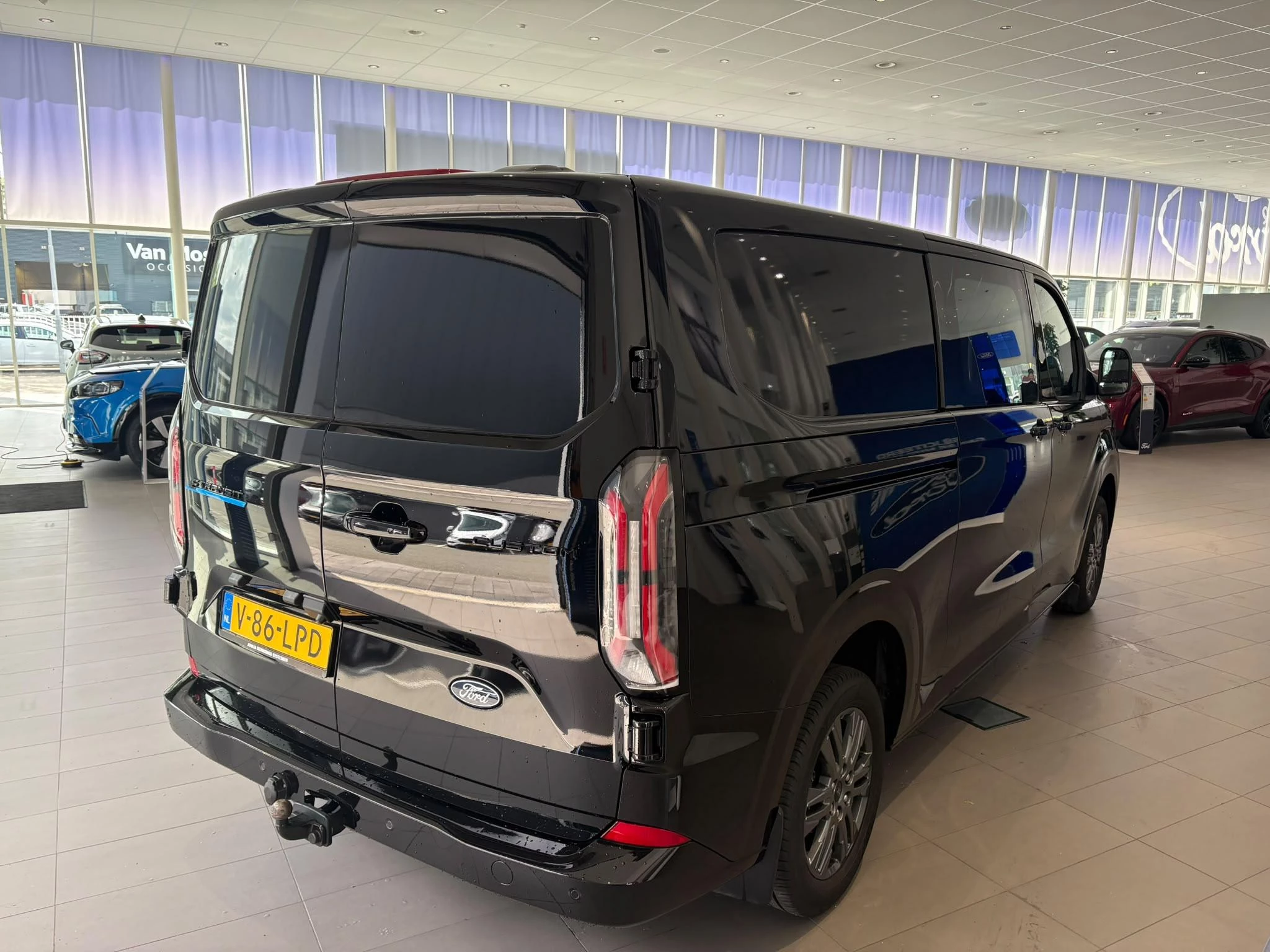 Ford E-Transit Cust. 320 L2H1 Limited 65 kWh