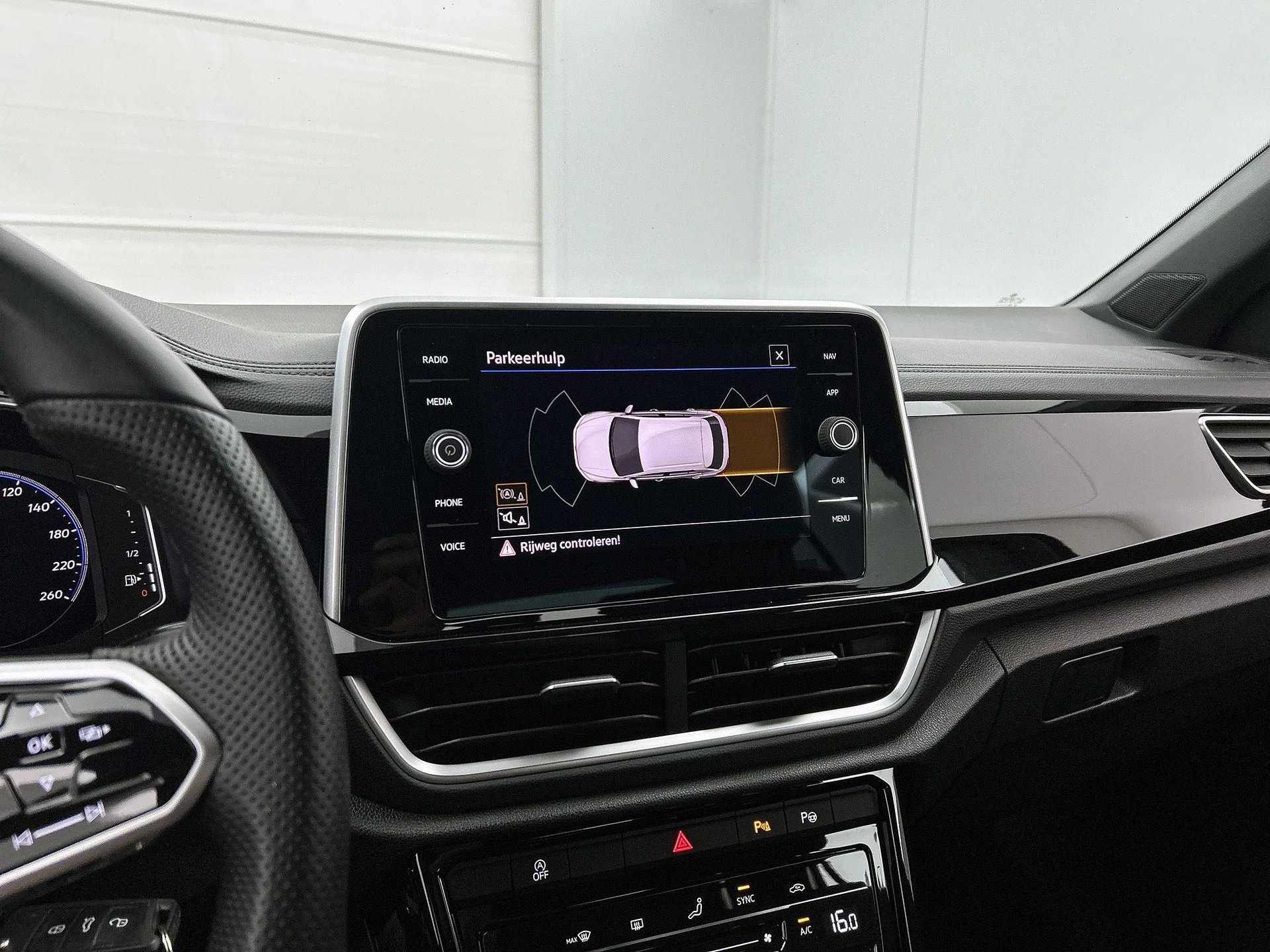 Volkswagen T-Roc 1.0 TSI R-Line | 110 PK |
