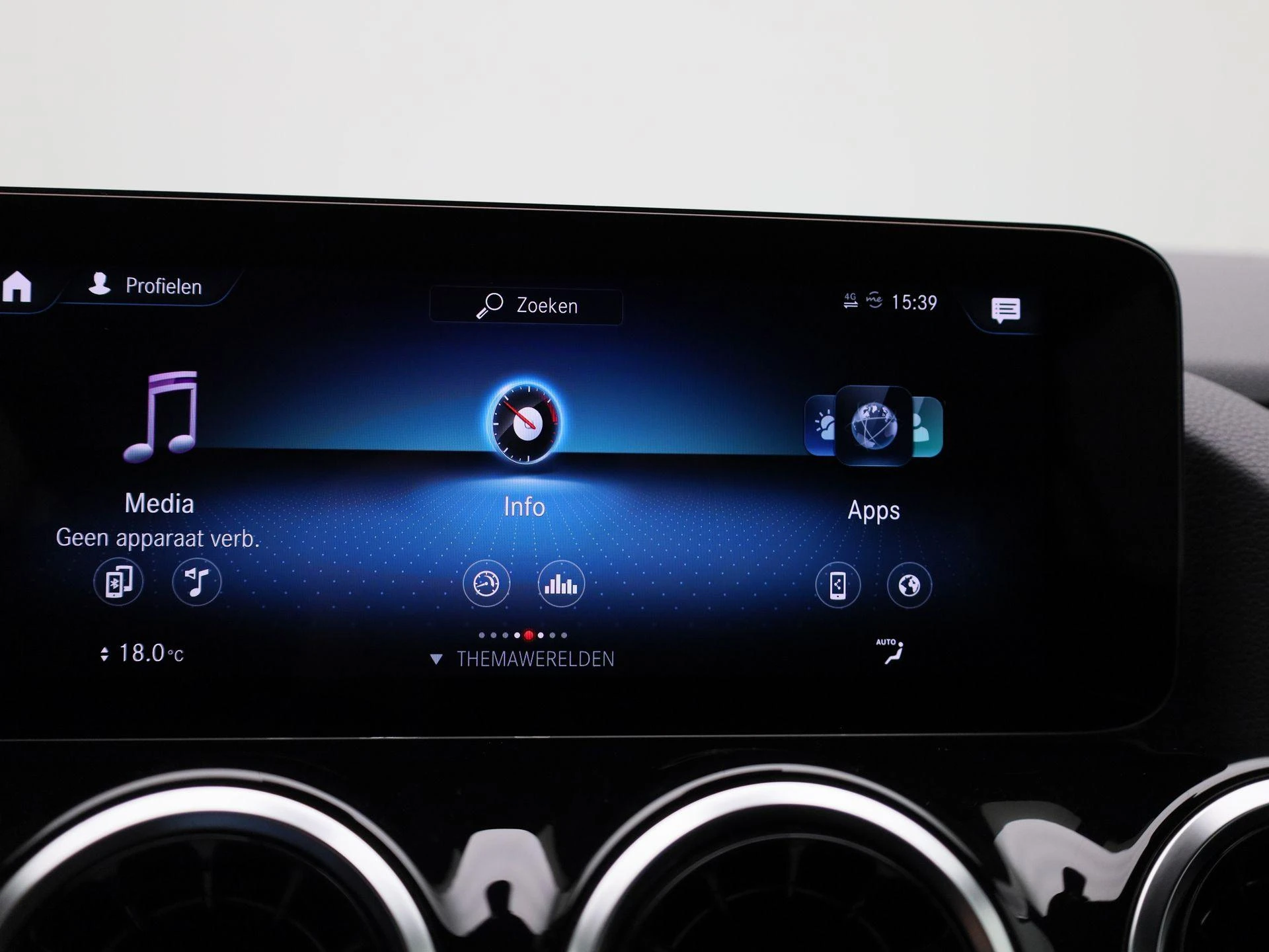 Mercedes-Benz-GLA-image-15