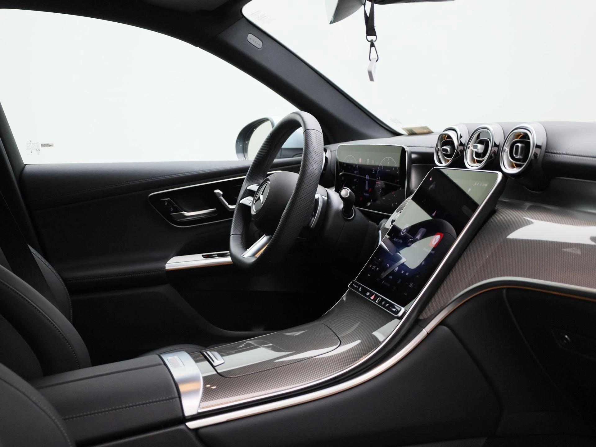 Mercedes-Benz-GLC-image-38