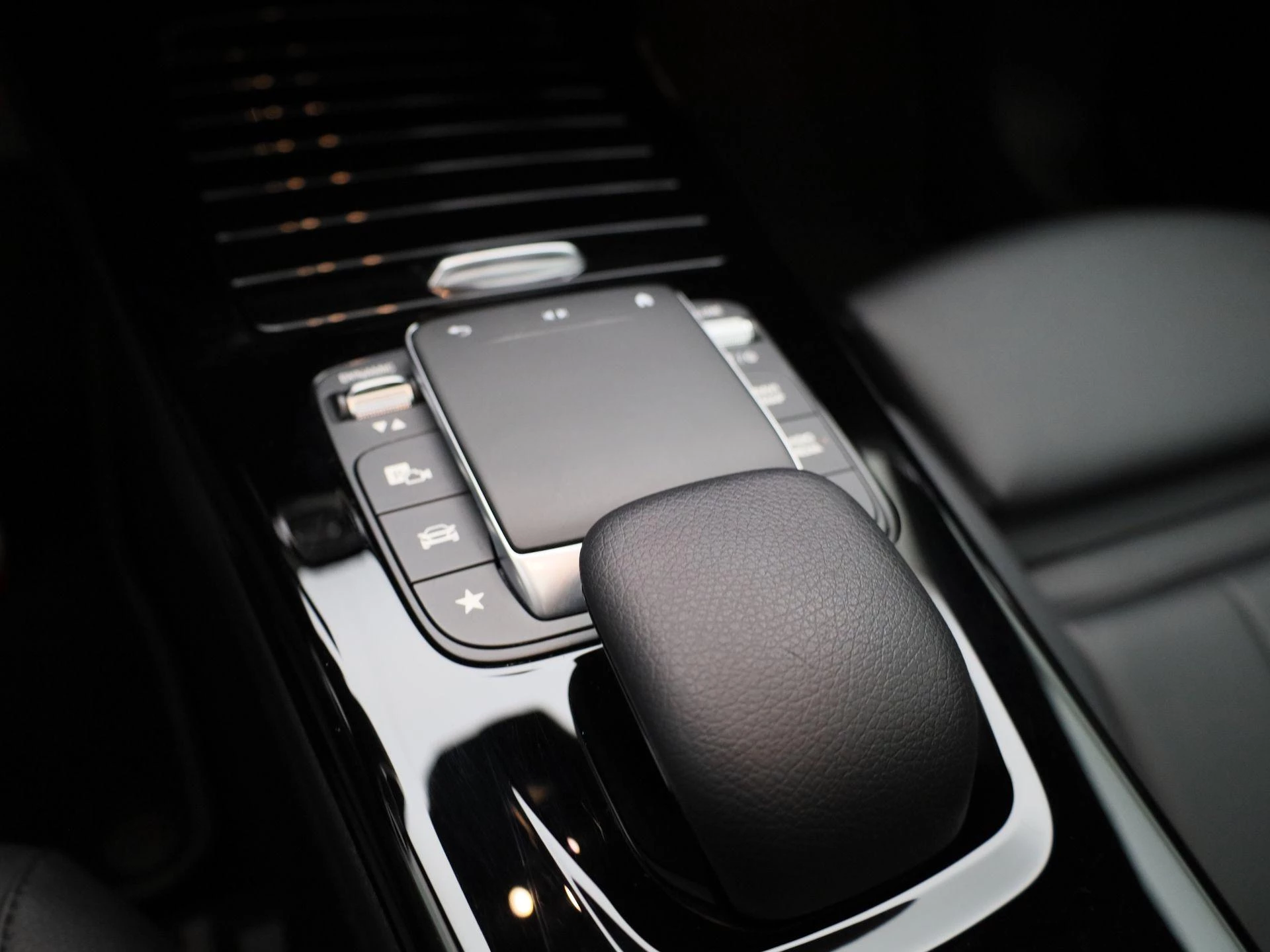 Mercedes-Benz-CLA-image-23