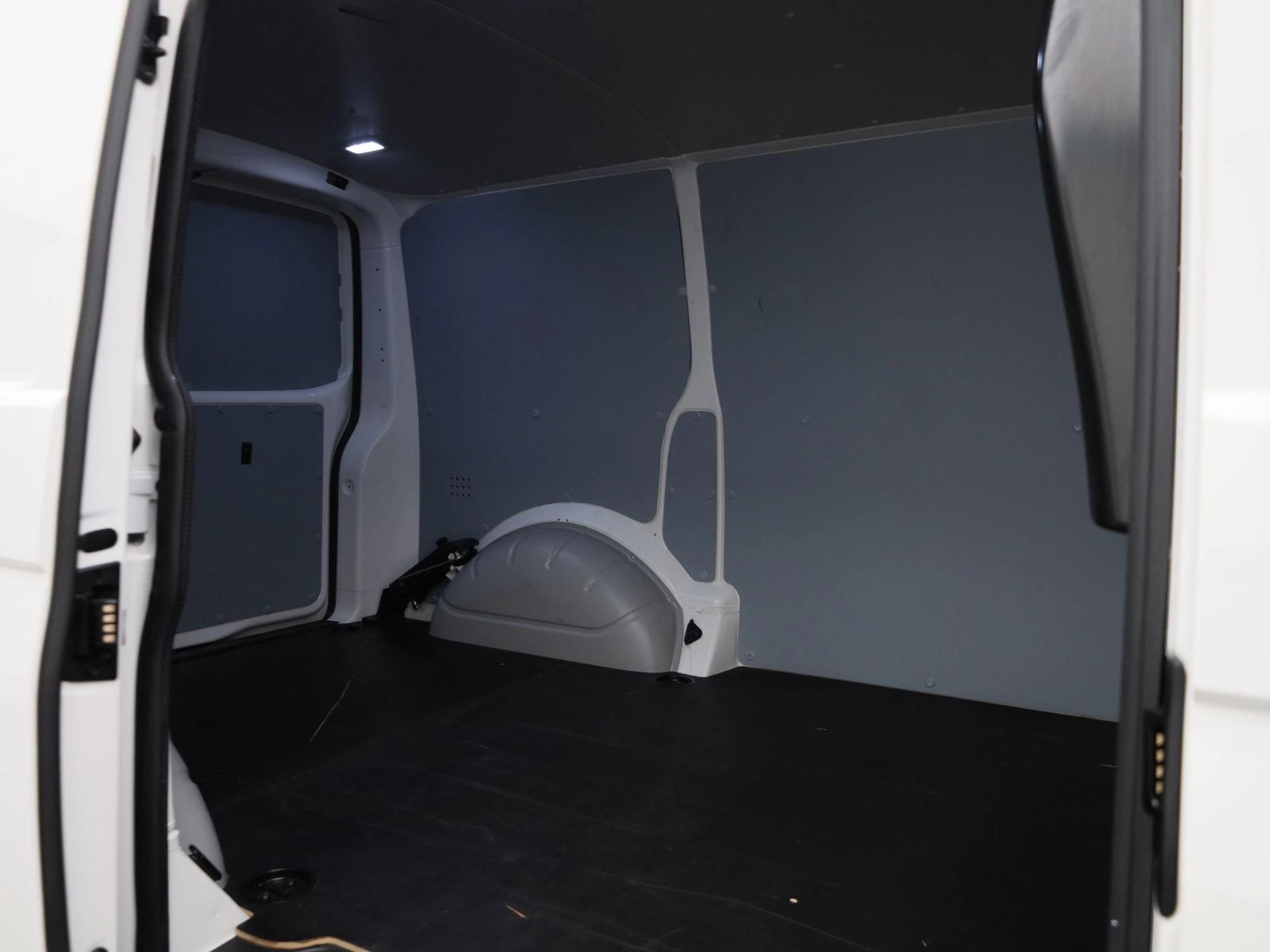 Volkswagen-Transporter-image-12