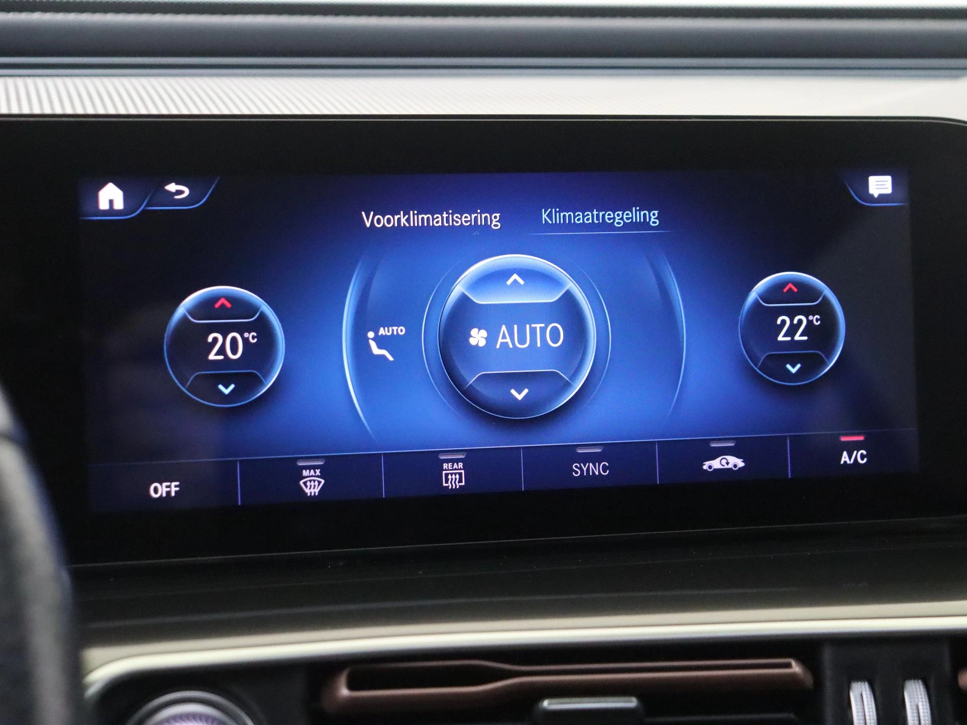 Mercedes-Benz-EQC-image-18