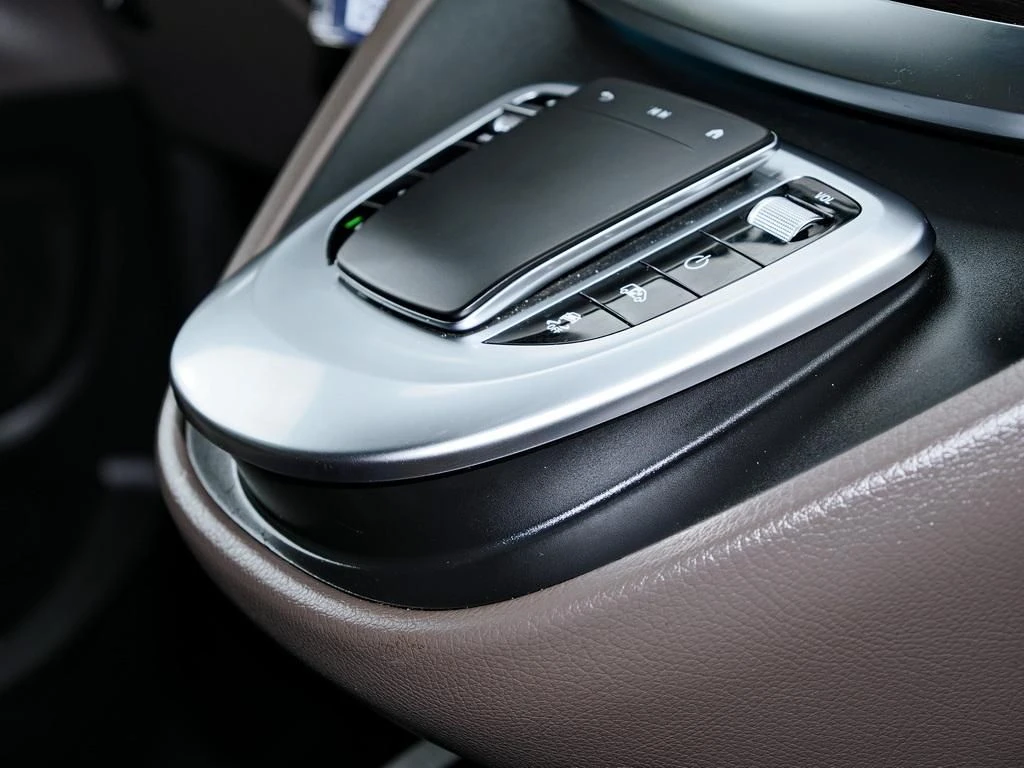 Mercedes-Benz-V-Klasse 300-image-12